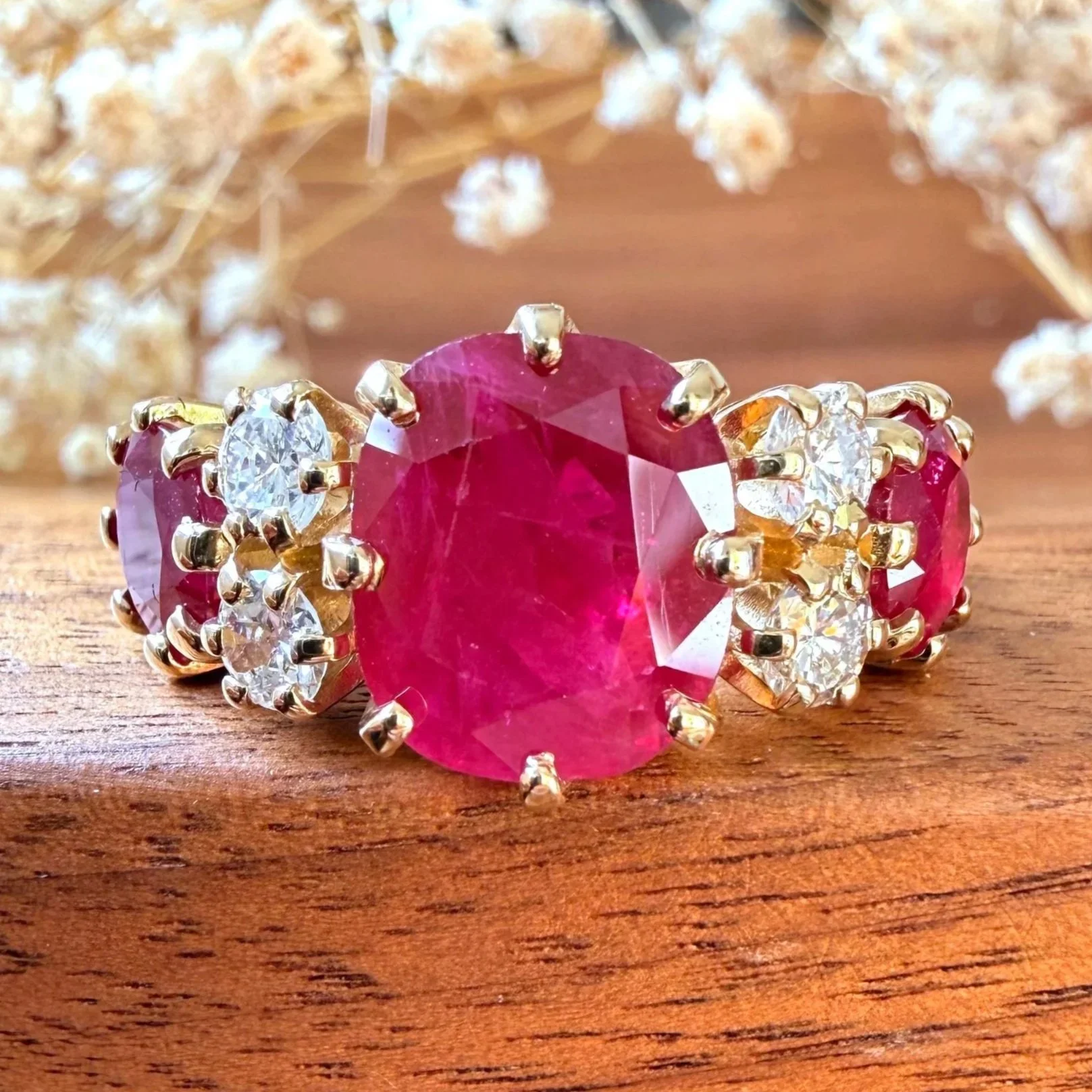 "La Grenade" Bague trilogie en or jaune, rubis et diamants