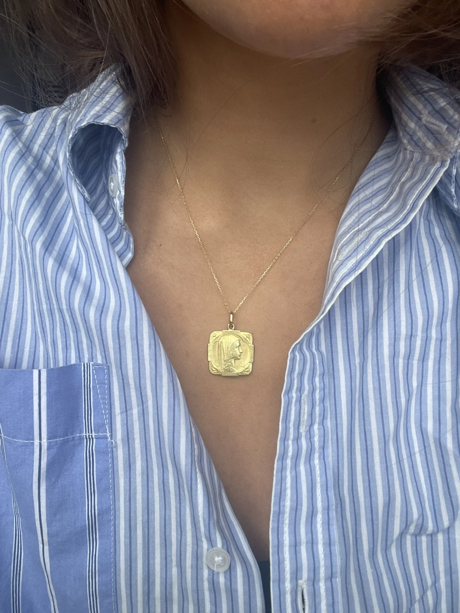 ADR2916-médaille-or-jaune-carré-croix-vierge-marie-baptême-communion-confirmation-religion (1).JPEG