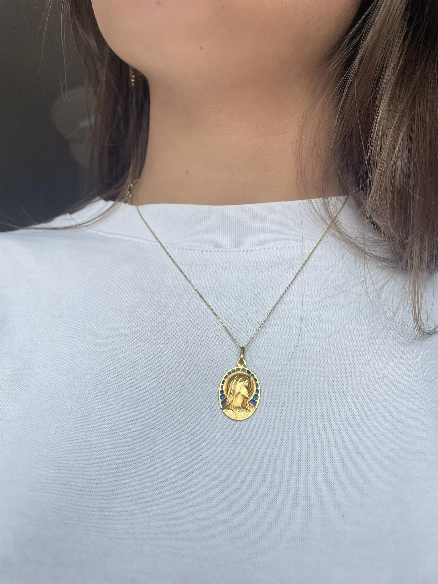 ADR2897-médaille-or-jaune-émail-bleu-ovale-gravée-vierge-marie-religion-bapteme-communion-confirmation (1).JPEG
