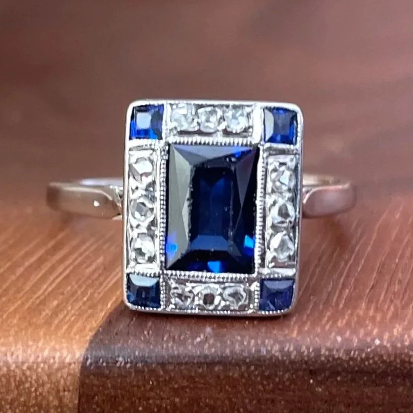 "La Mignonnette" Bague ancienne en platine, saphirs de synthése et diamants de taille rose