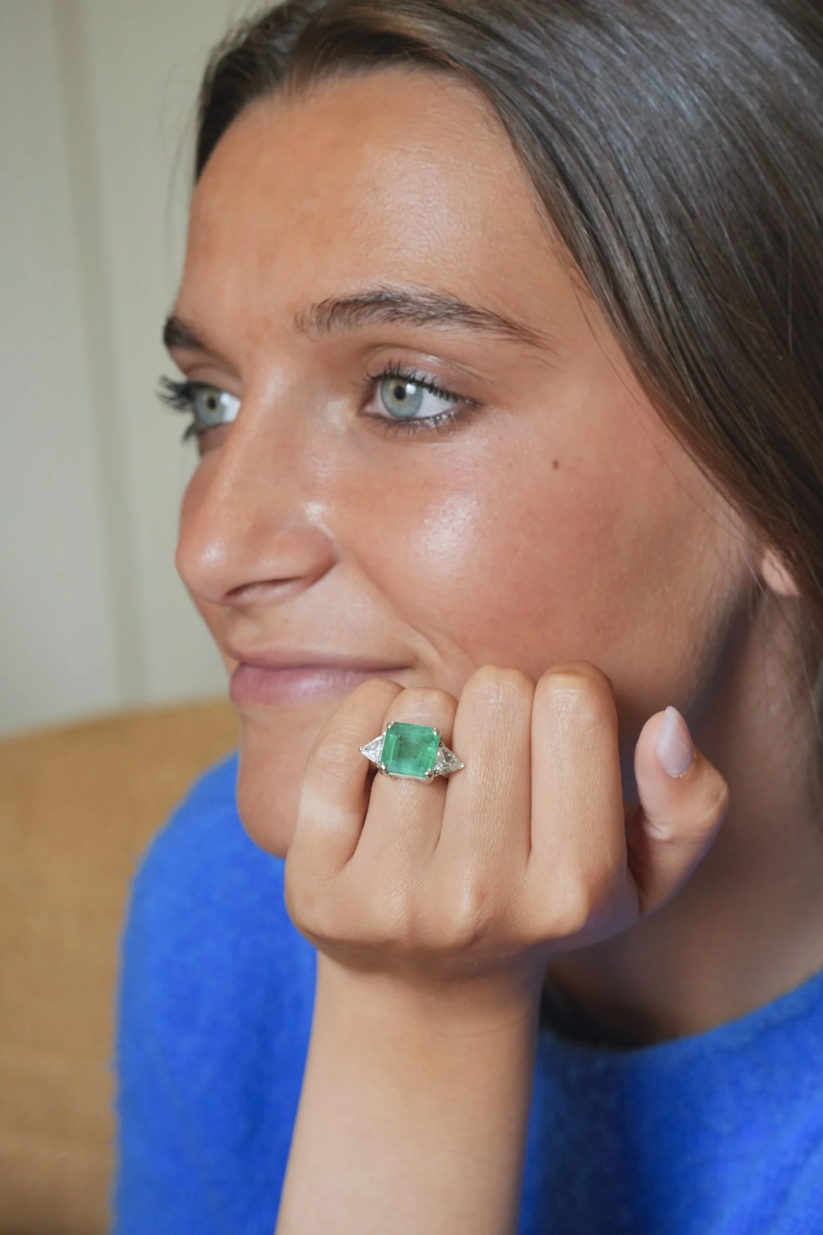 ADR3017-Grace-Bague-emeraude-diamants-triangle-emerald-ring4.jpg