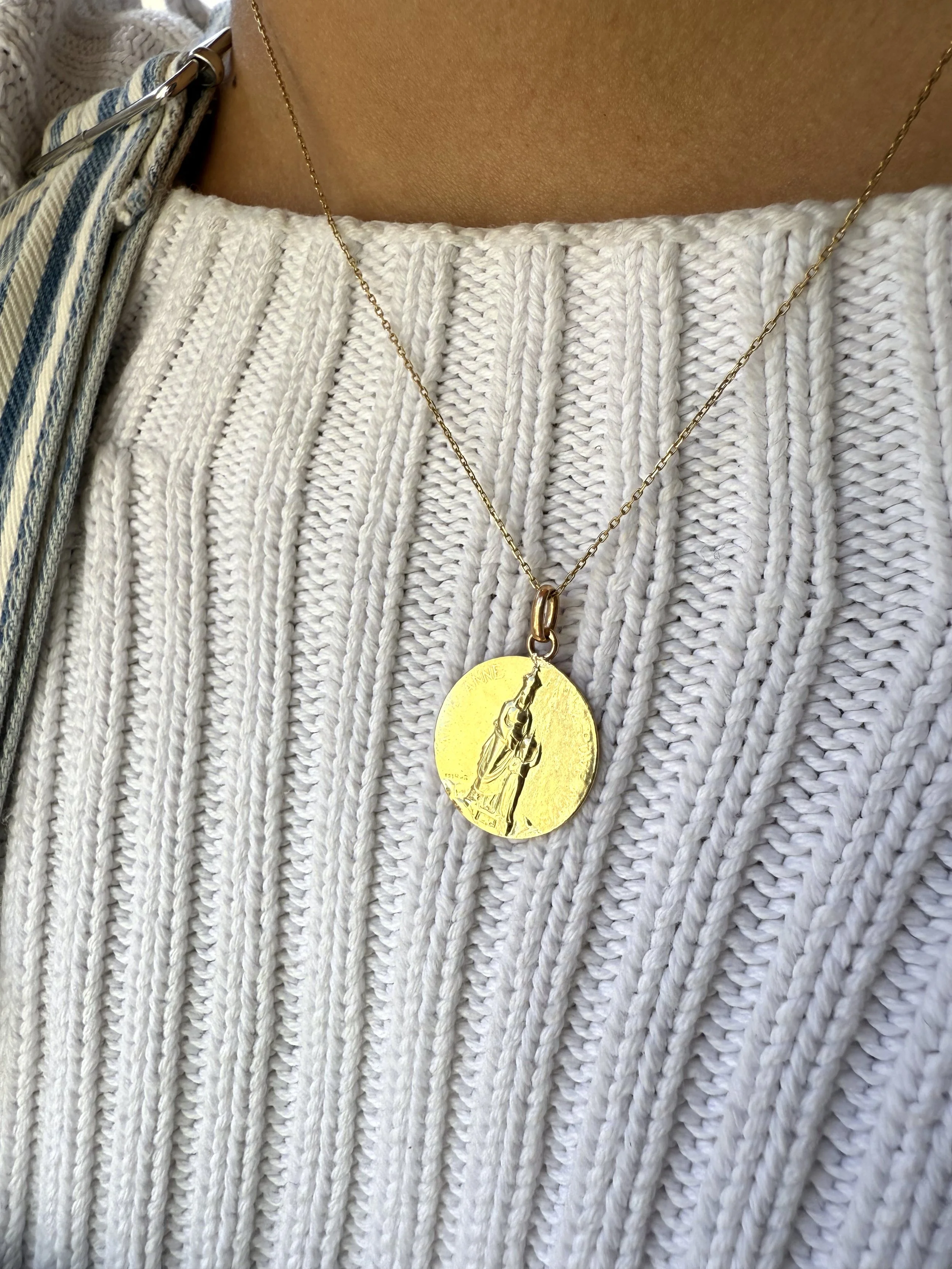 ADR2858-medaille-or-jaune-ronde-vierge-cadeau-naissance-bapteme-communion-confirmatioon (2).jpeg