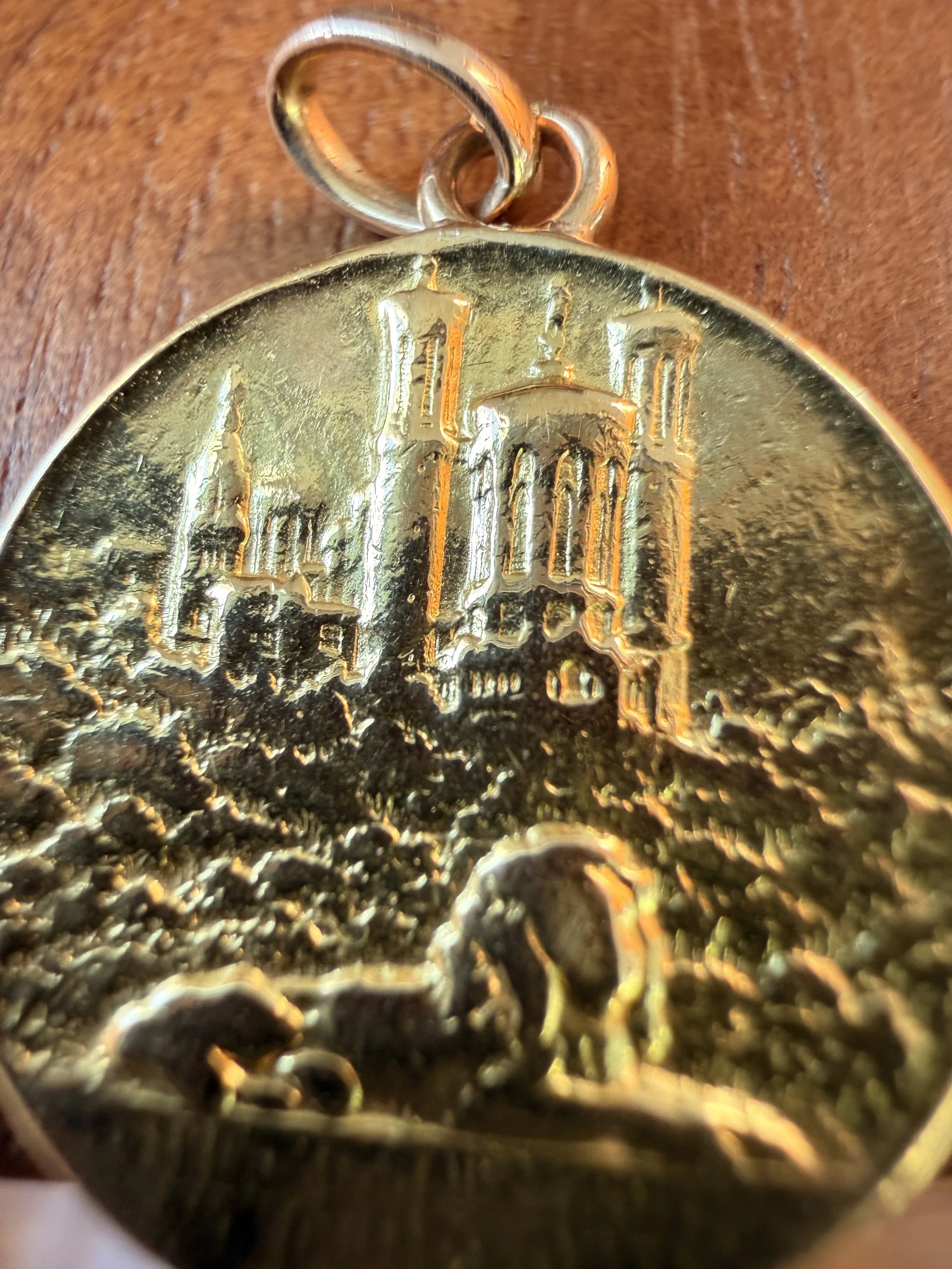 ADR2860-medaille-vierge-pilar-notre-dame-pilier-pelerinage-architectural5.jpeg