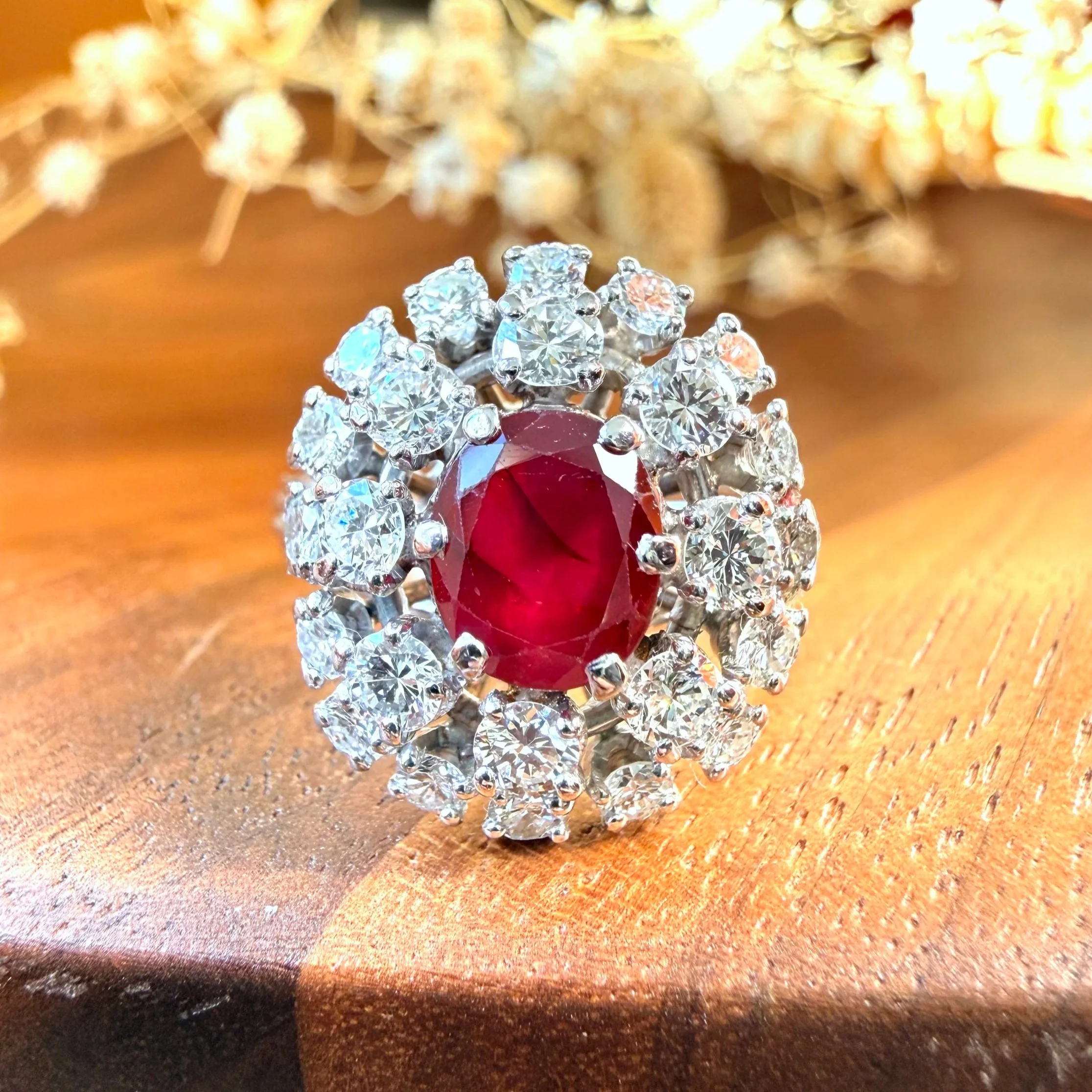 "La Princesse" Bague vintage en or blanc, rubis et double entourage de diamants