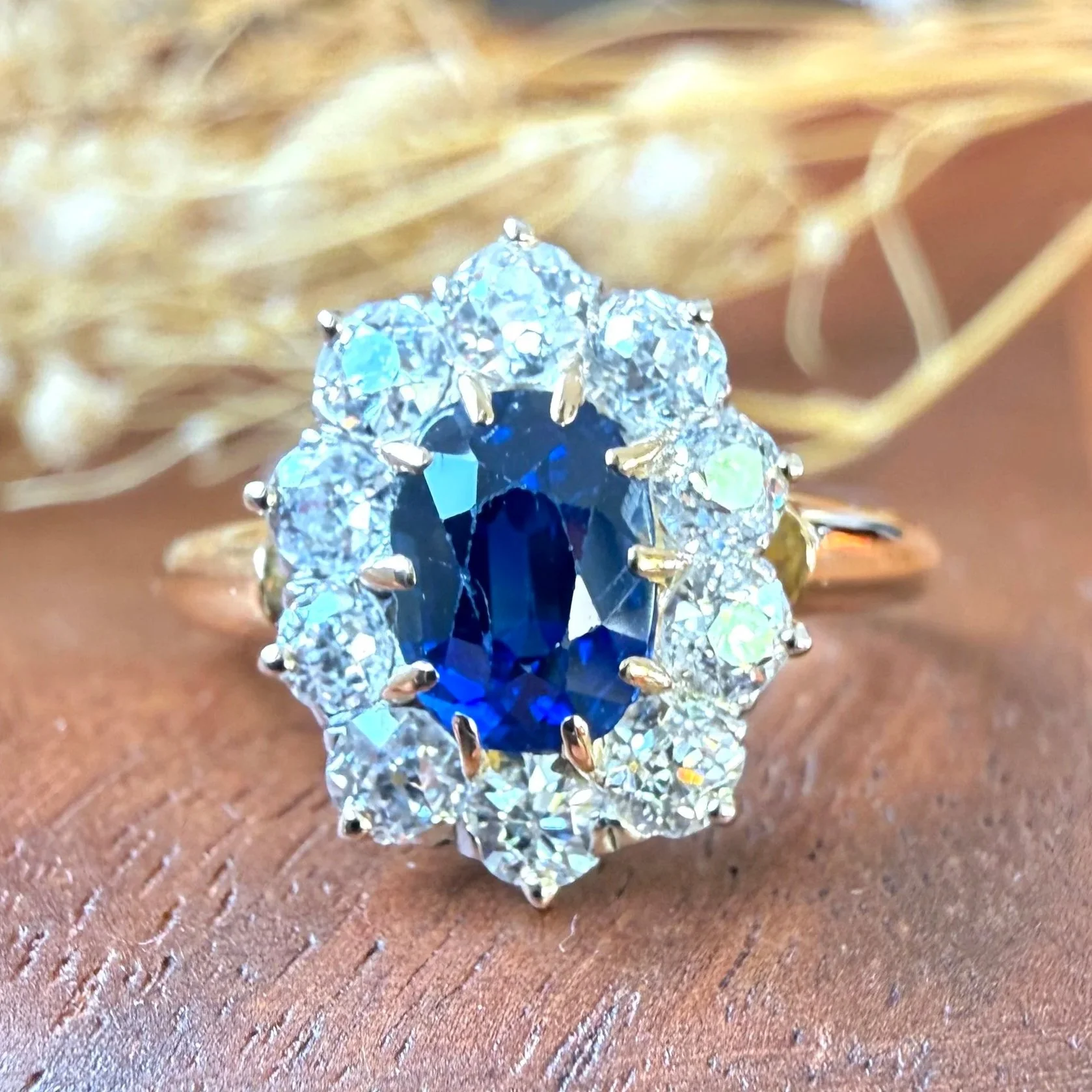 "La Marine" Bague marguerite ancienne en or jaune, or blanc, saphir de Thaïlande non chauffé, et diamants