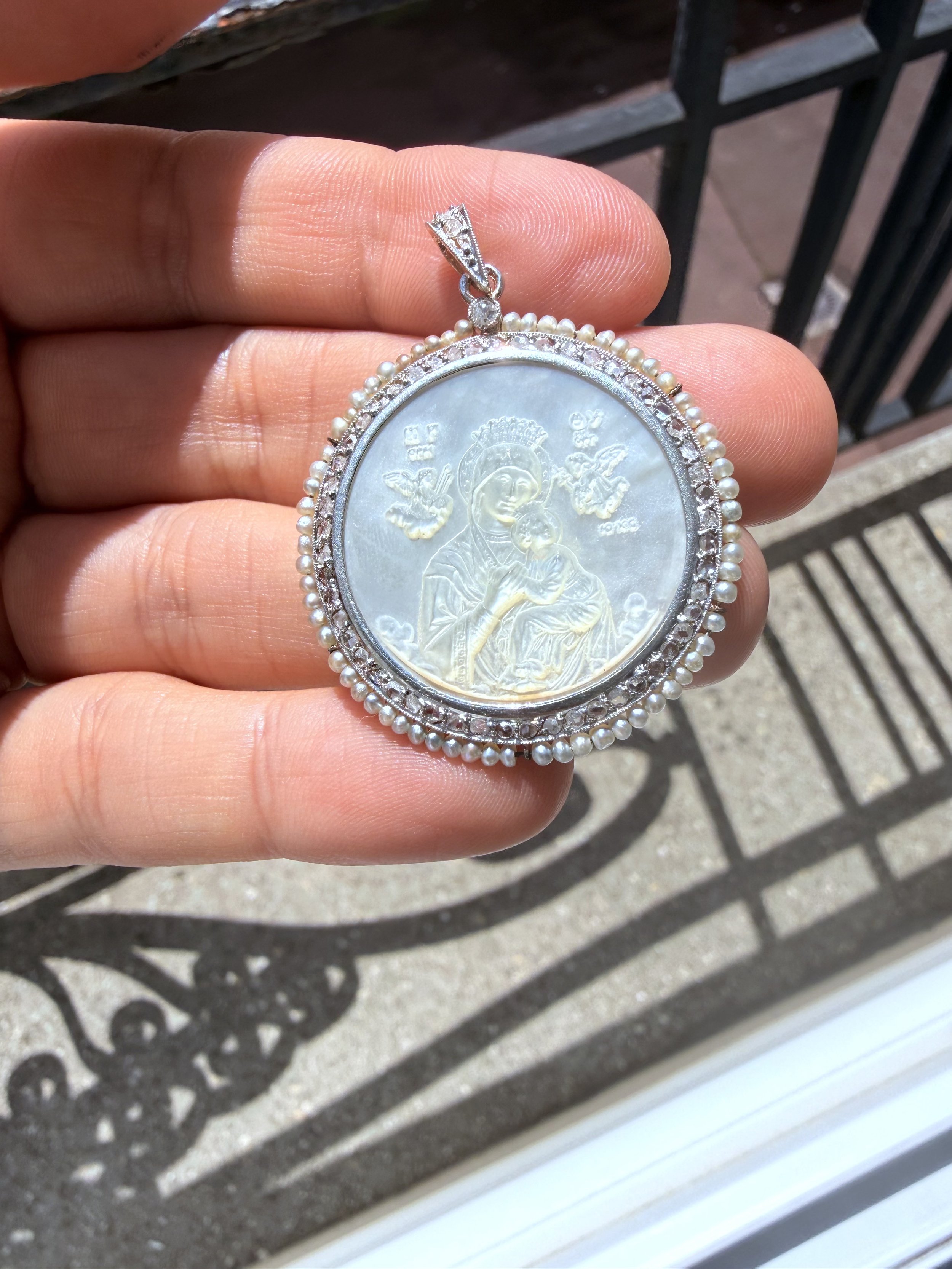 ADR3098-Medaille-religieuse-nacre-grande-taille-ronde-vierge-virgin-motherofpearl3.jpeg