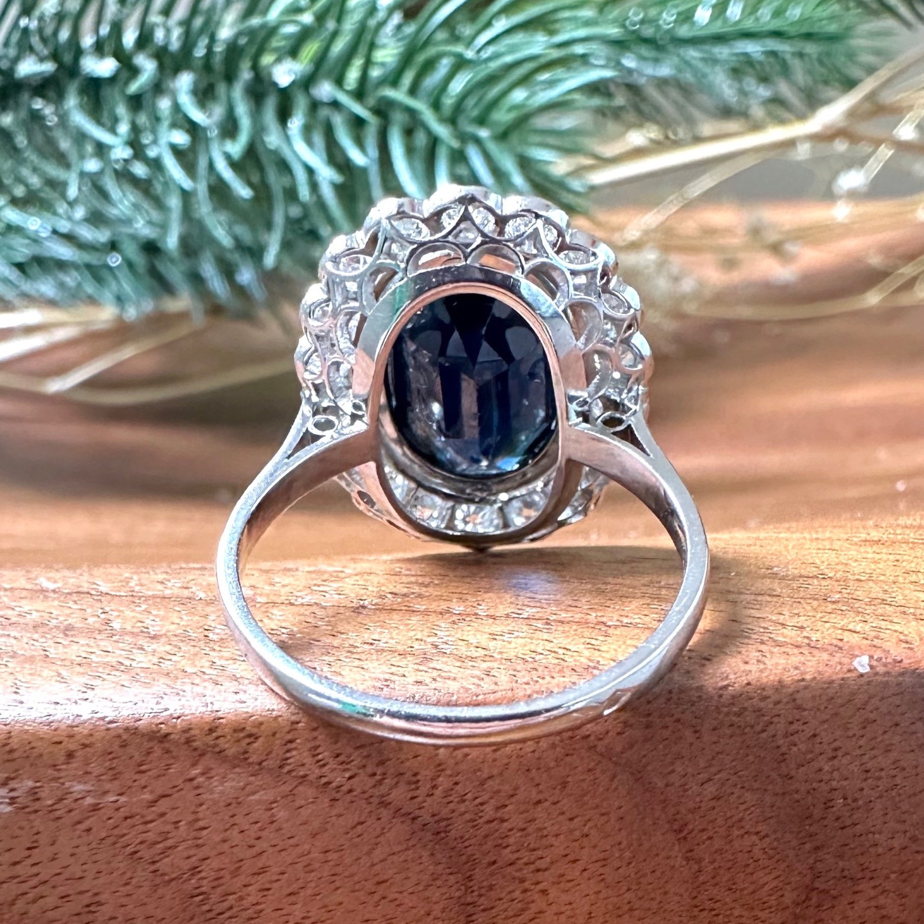 ADR2496-Bague-ancienne-vintage-platine-saphir-ovale-entourage-diamants-saphir-fonce-mariage-fiancailles-ido-demande-en-mariage-shesaidyes-top-dix-bague-fiancailles-vintage-bijoux-anciens-paris-laura-fleur5.jpg