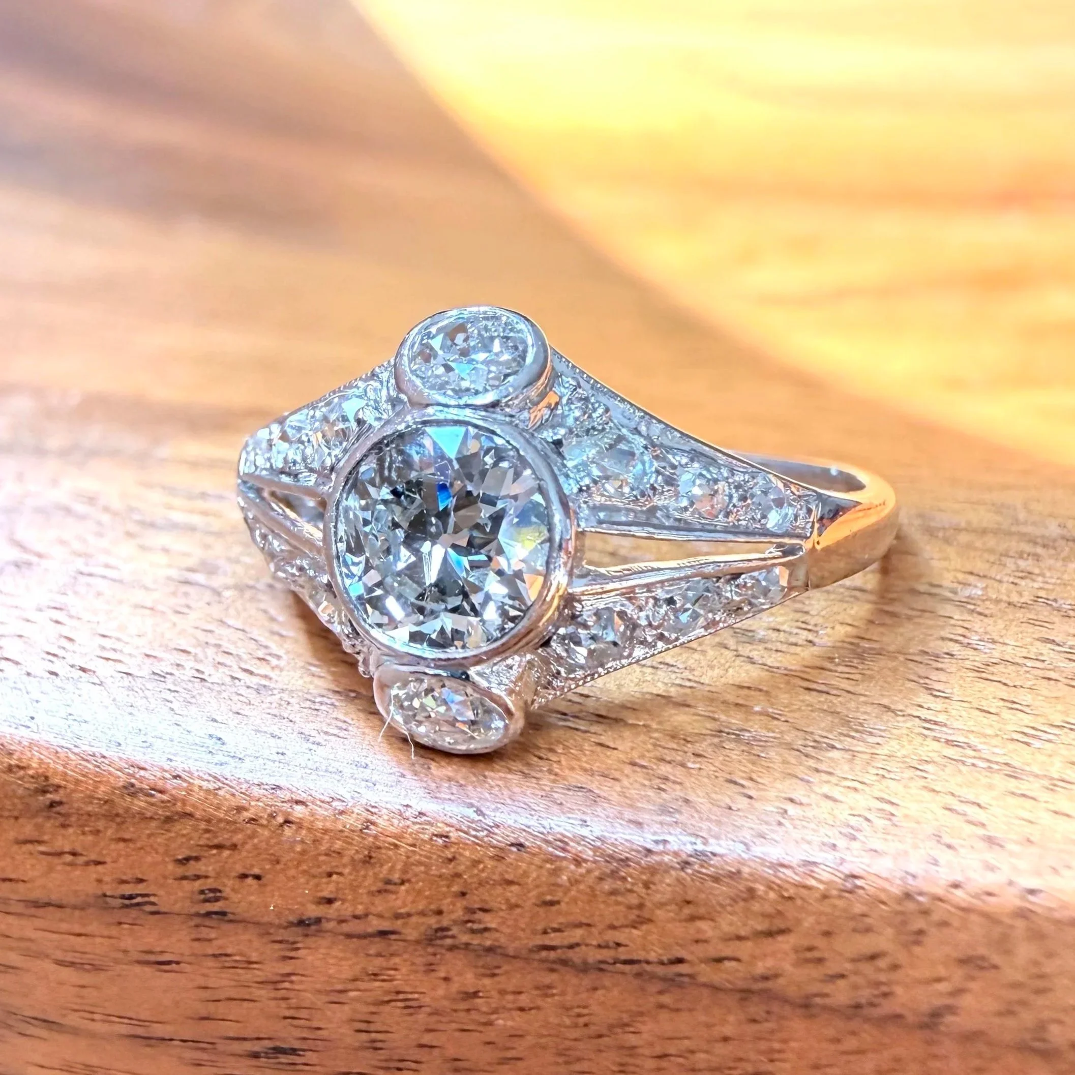 ADR3022-caramel-bague-ancienne-art-deco-diamants-bombee-dentelle-rare-french-parisienne-fiancailles-mariage-wedding2.jpg