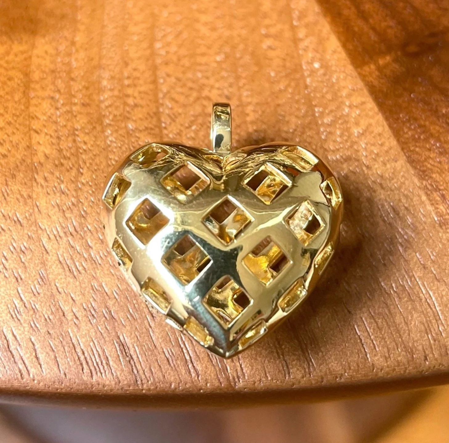 Pendentif coeur Tiffany & Co en or jaune bombé et ajouré