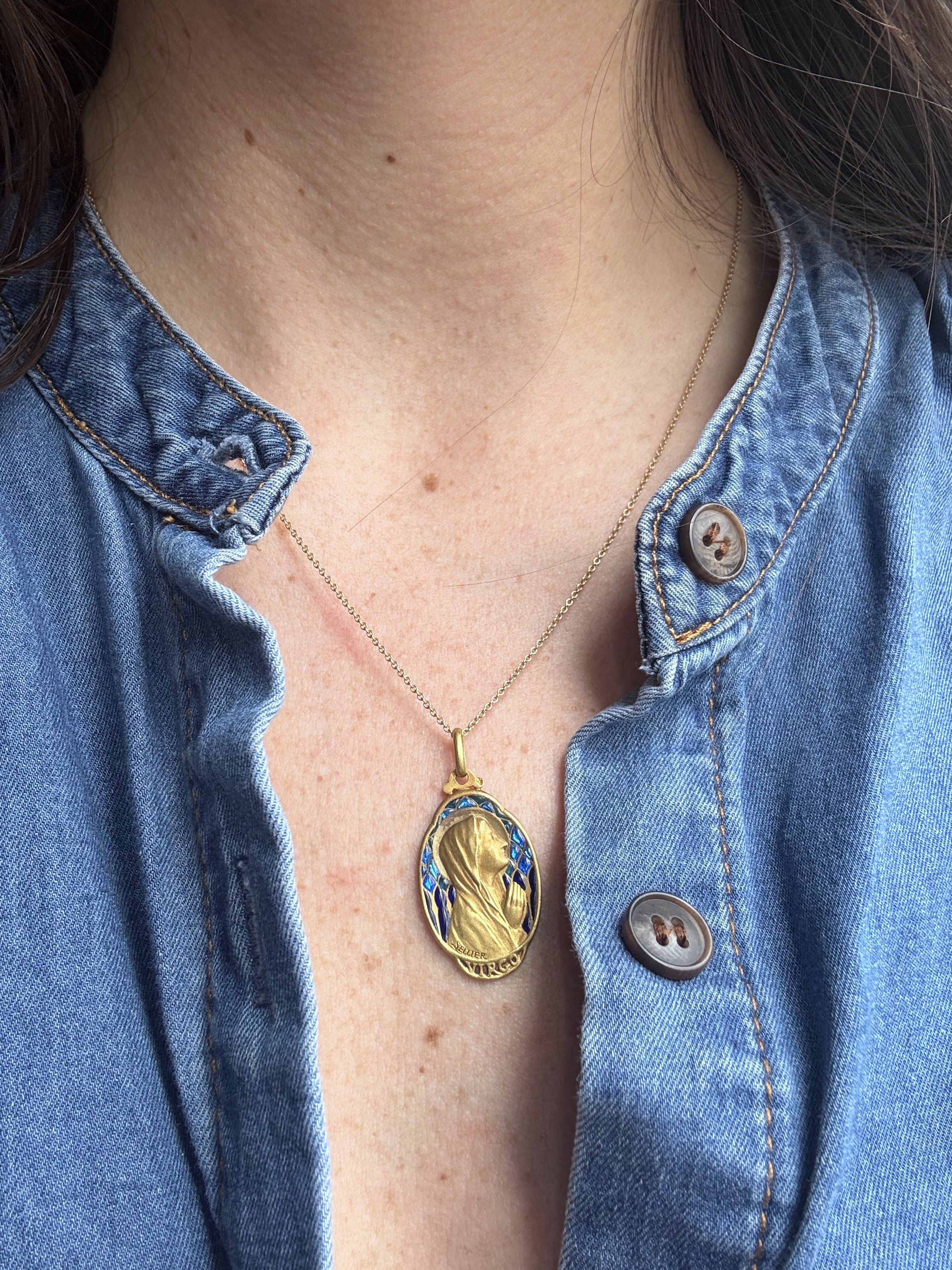ADR2898-Médaille-sellier-or-jaune-plique-a-jour-bleus-blue-enamel-medal-religious-marie-virgin-mary-chruch-bapteme-communion11.jpeg