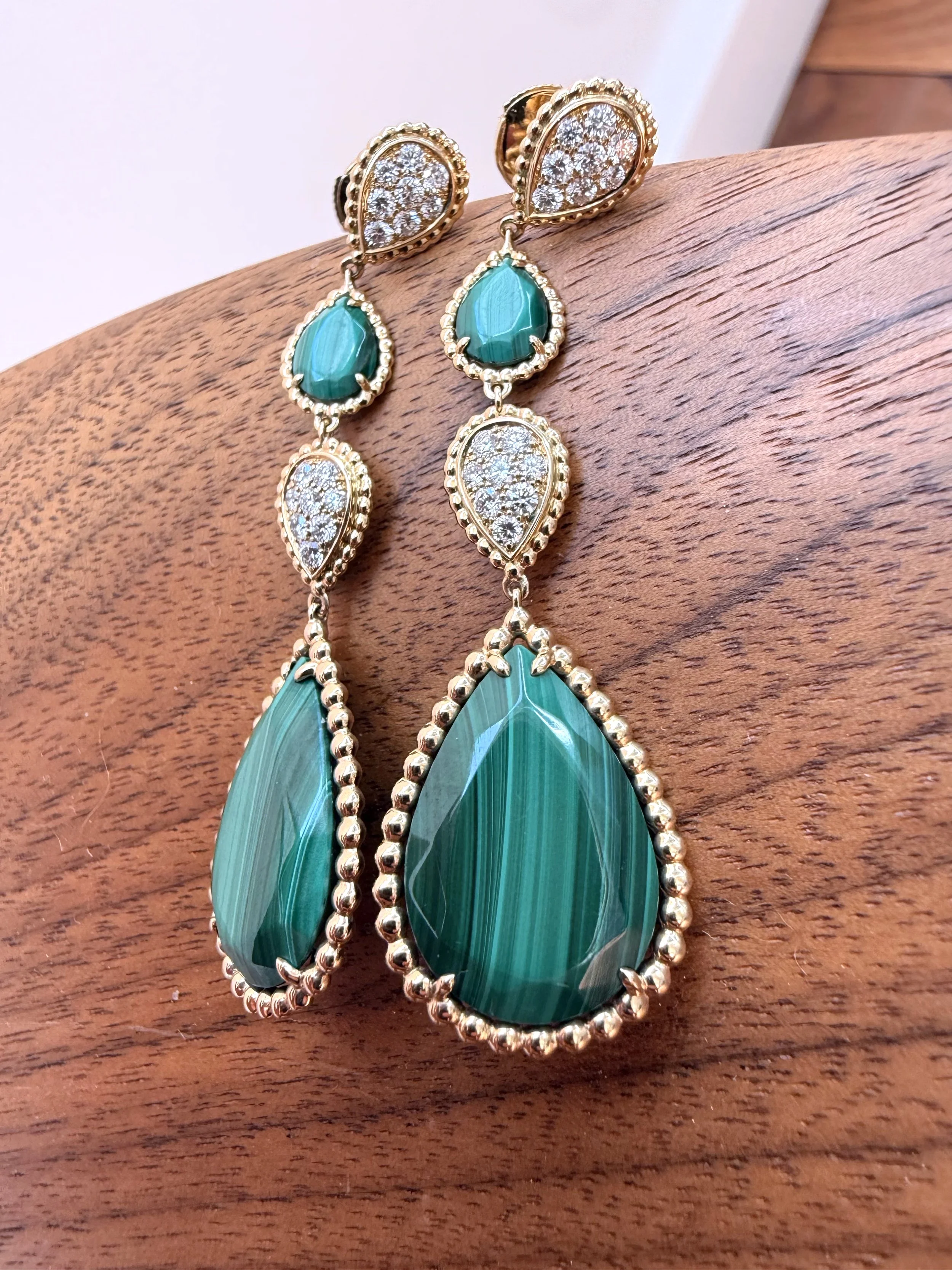 ADR3146-boucles-doreilles-pendantes-or-jaune-malachite-diamants-serpent-boheme3 copy.jpg