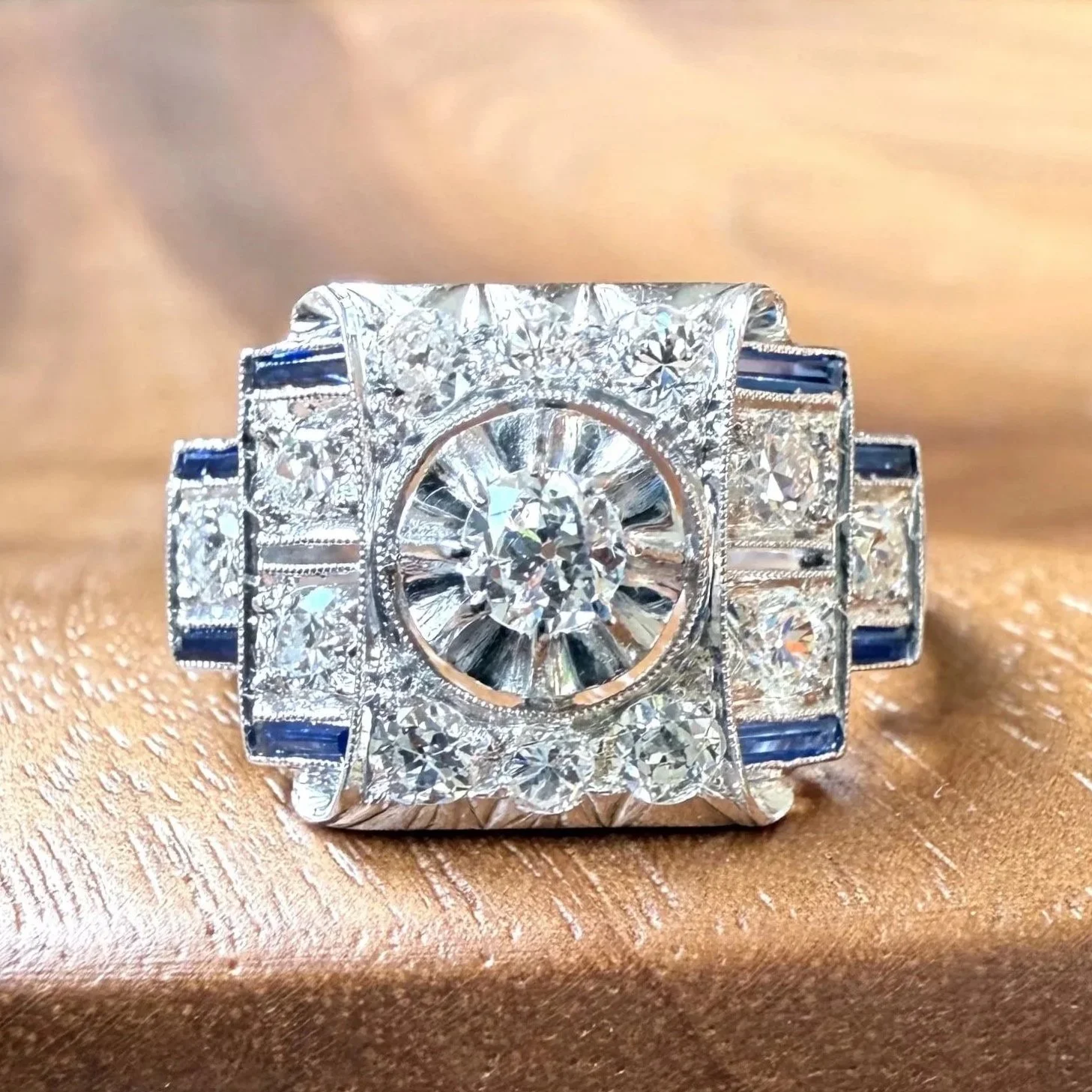 "La Craquante" Bague ancienne d'époque Art Déco en or blanc, platine, diamants et pierres de synthèse bleues