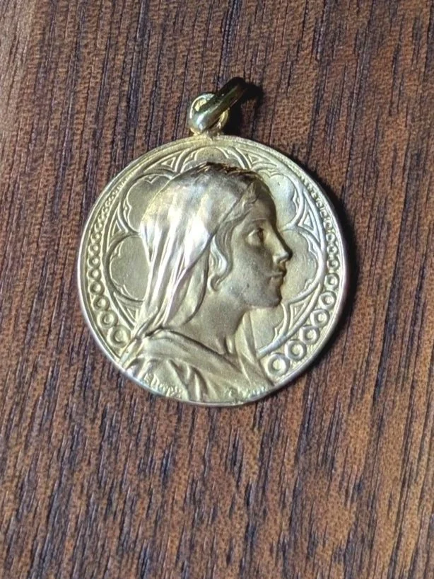 Ravissante médaille ancienne signée Dropsy de la vierge, en or rose
