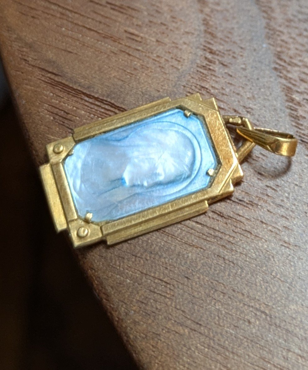 Pendentif Médaille Religieuse Vierge Marie Art Déco en Or Jaune 18k, France, 1920s en vente sur