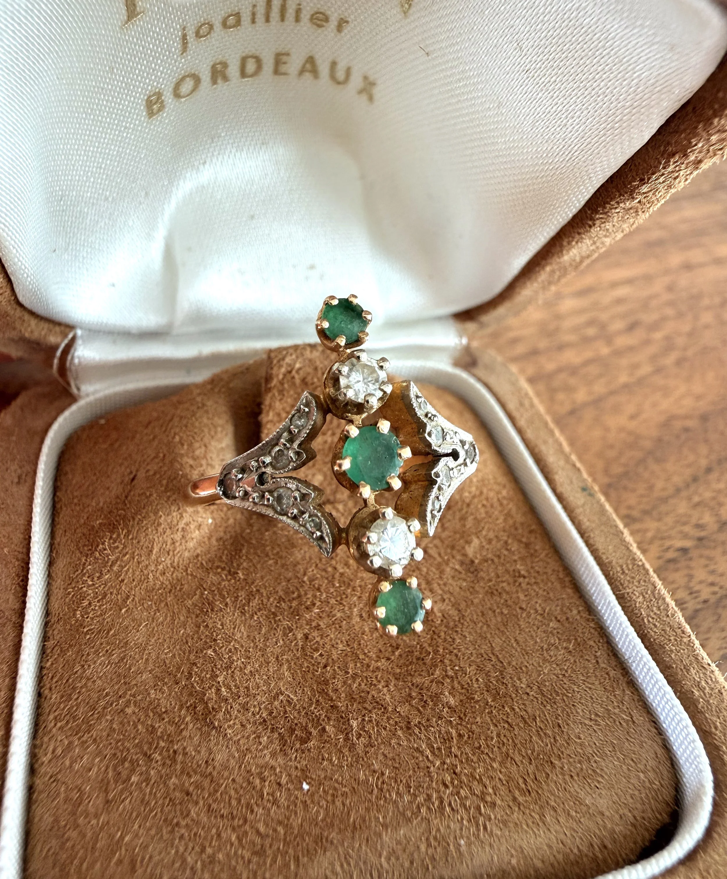 ADR3053-La-Lise-Bague-ancienne-art-nouveau-or-rose-emeraude-emerald-ring-diamonds-trilogie-trio-trois-passe-present-future14.jpeg