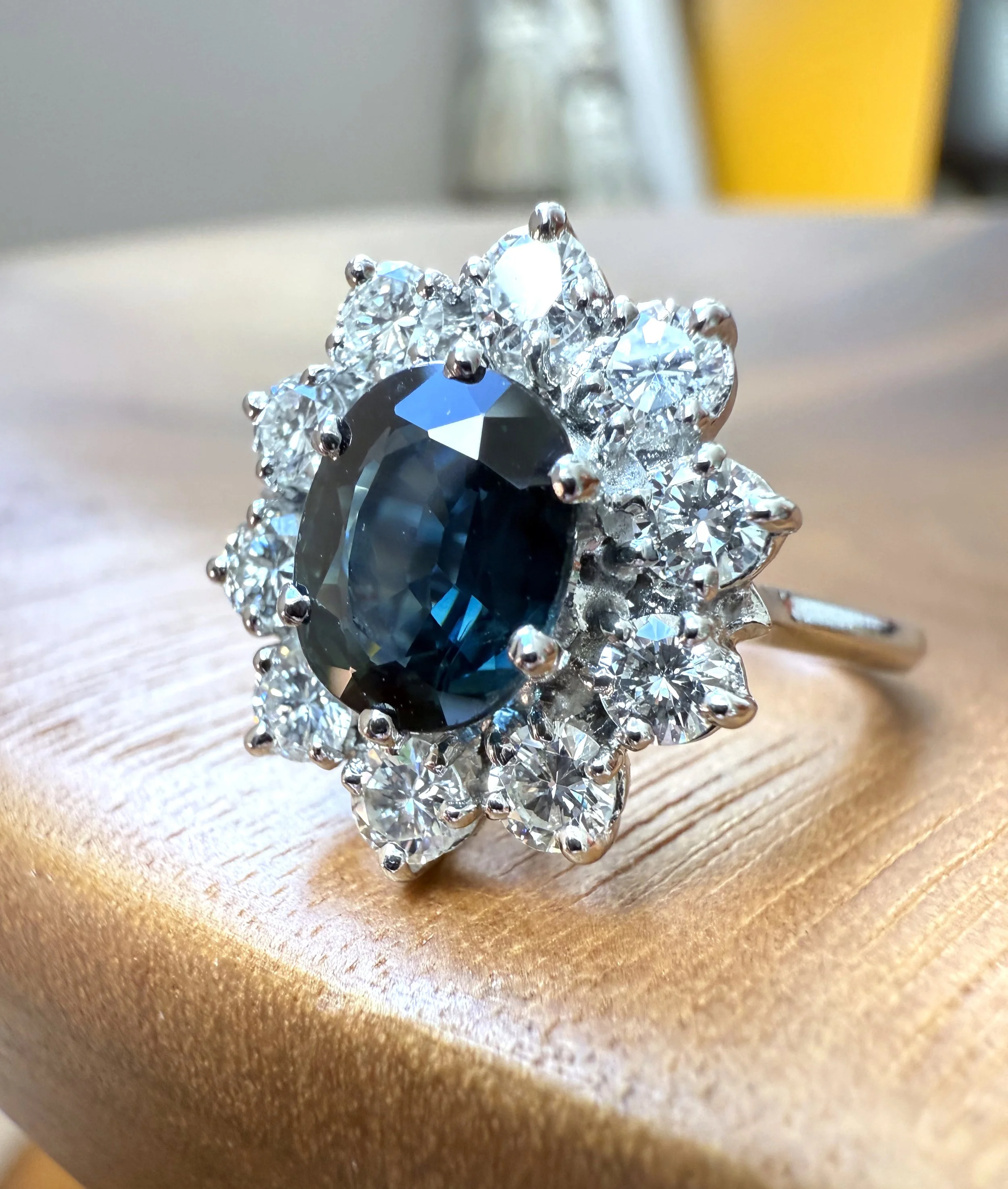ADR2755-Bague-vintage-saphir-entourage-diamants-vintage-ring-sapphire.jpeg