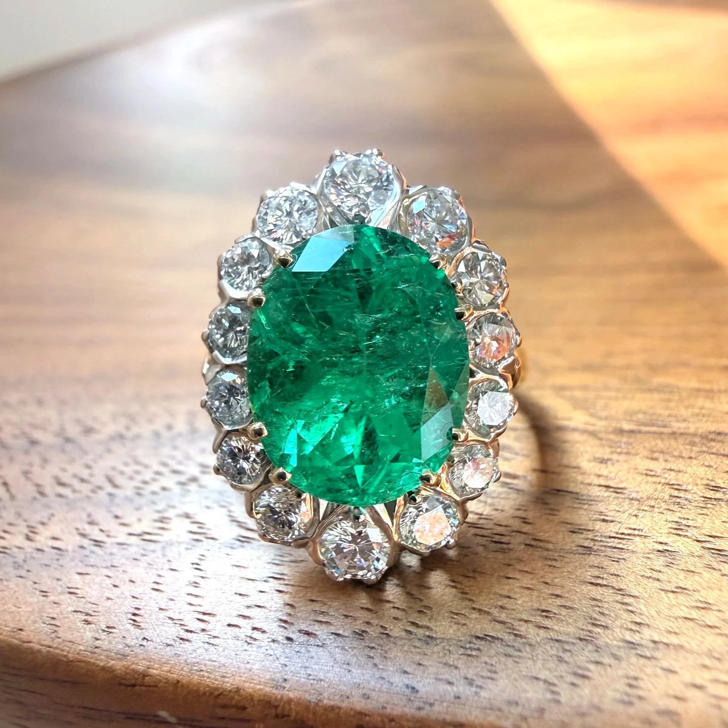"La Fleur" Bague ancienne en or jaune, émeraude et diamants
