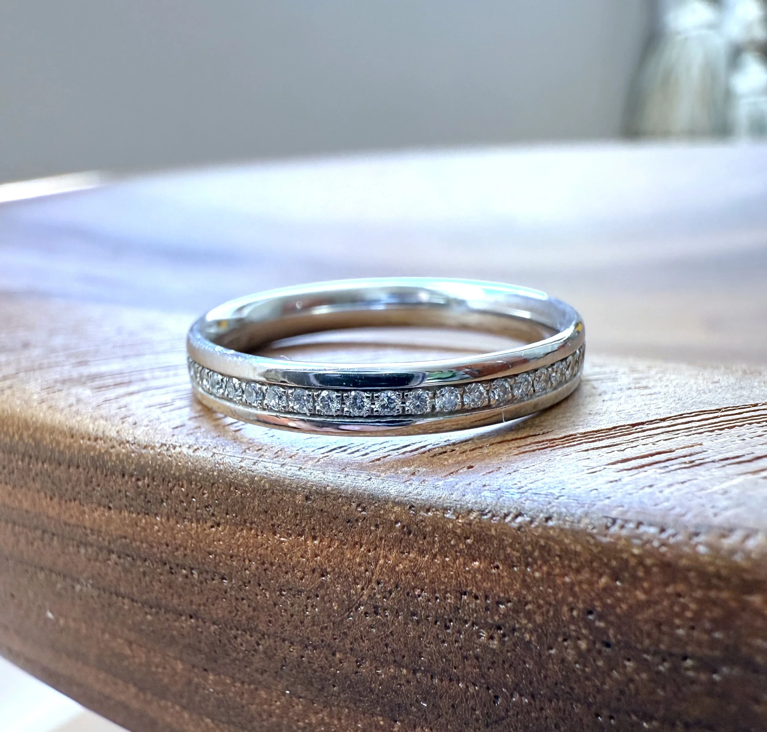 ADR1822-alliance-or-blanc-diamants-tiffany-and-co-cadeau-naissance-mariage-anniversaire (1).jpeg