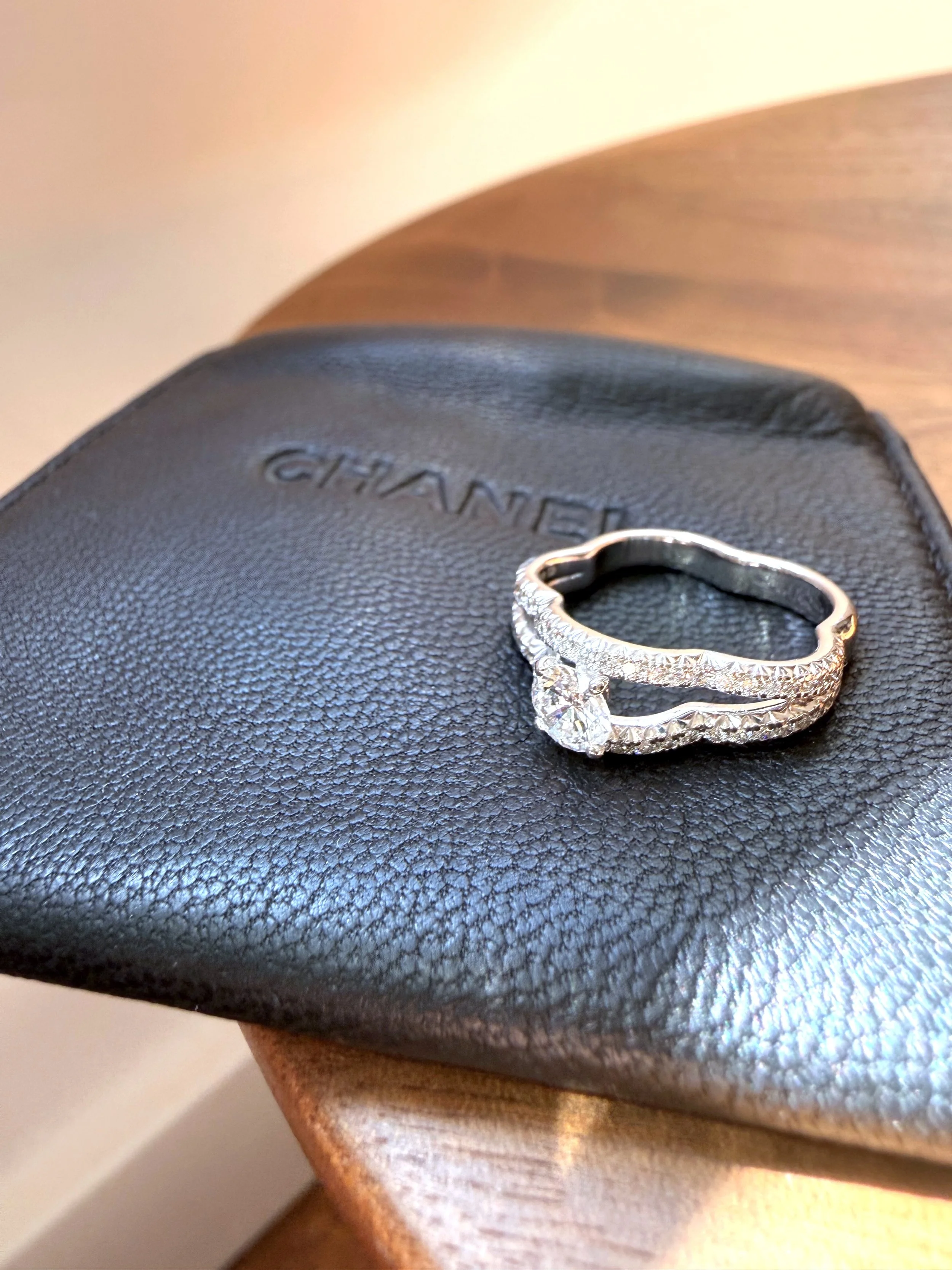 ADR2998-Chanel-solitaire-diamants-diamond-ring-engagement-fiancailles-mariage-camelia-profil2.jpeg