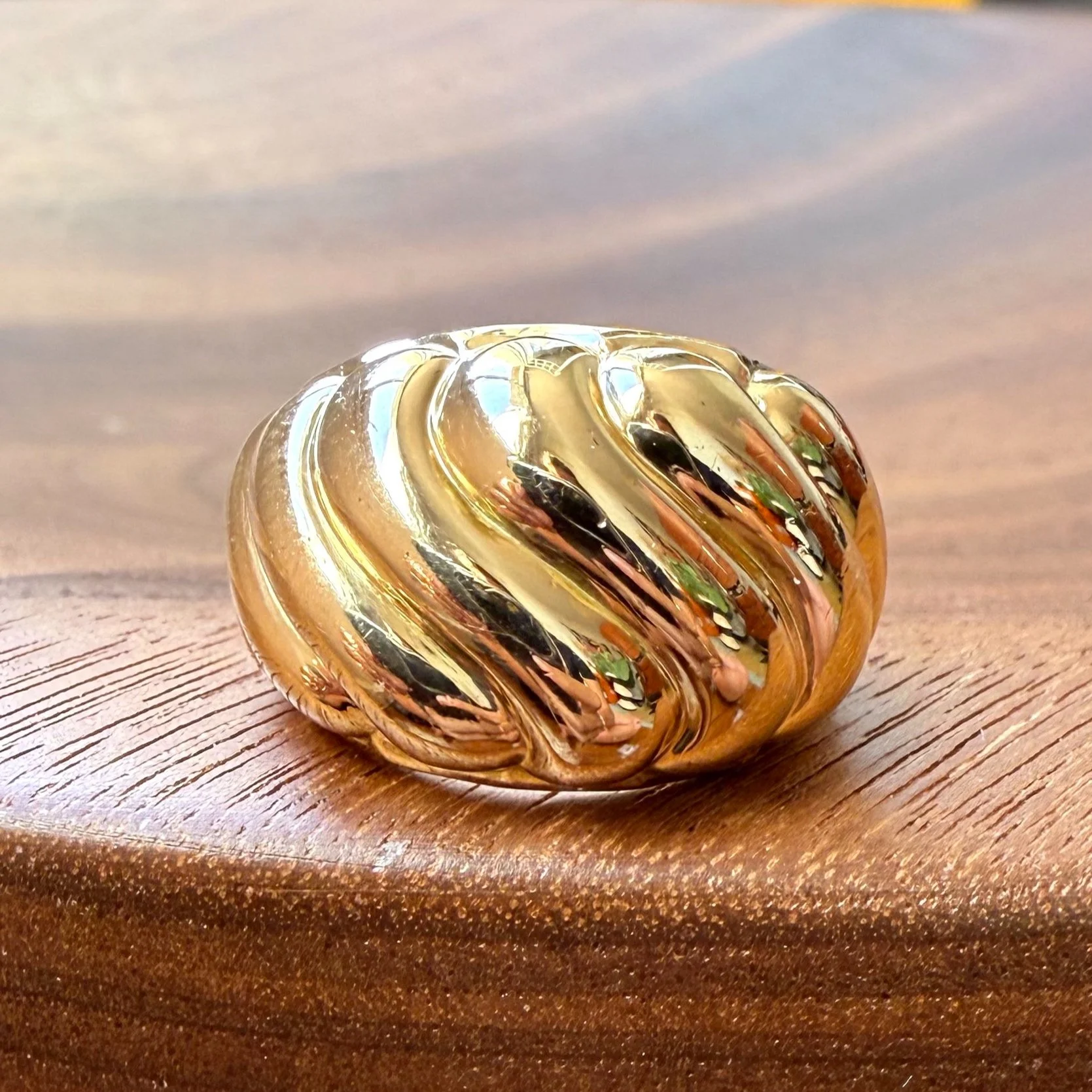 "La Drapée" Van Cleef & Arpels, bague vintage en or jaune a décor ondulé