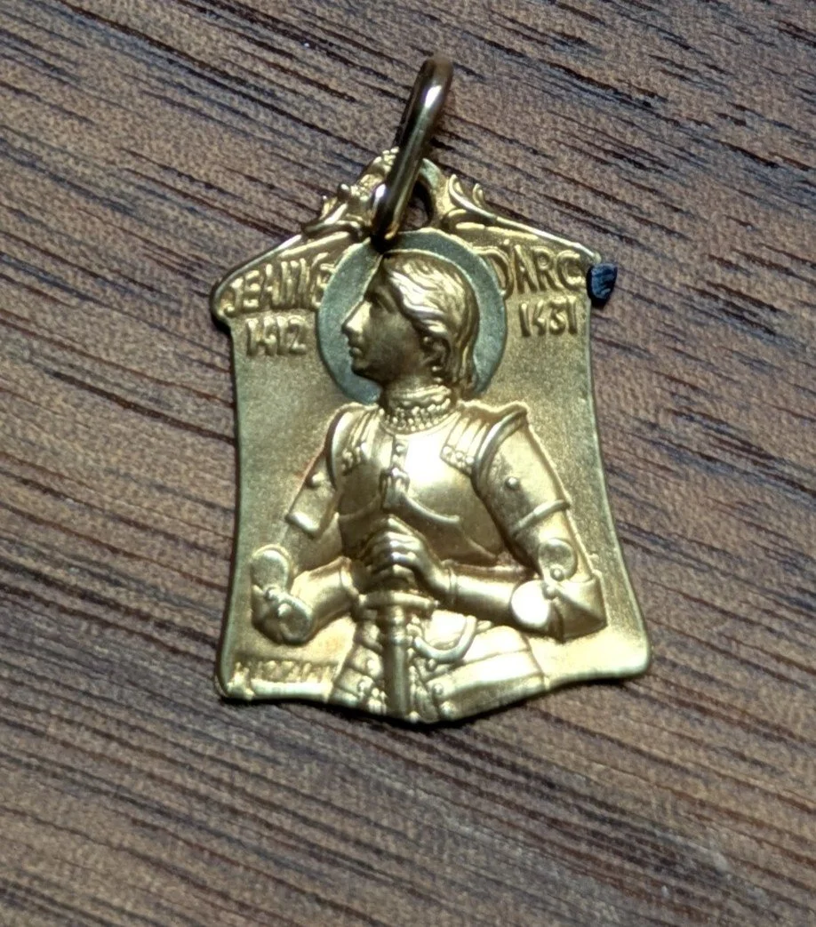 Médaille vintage en or jaune représentant Ste Jeanne d'Arc