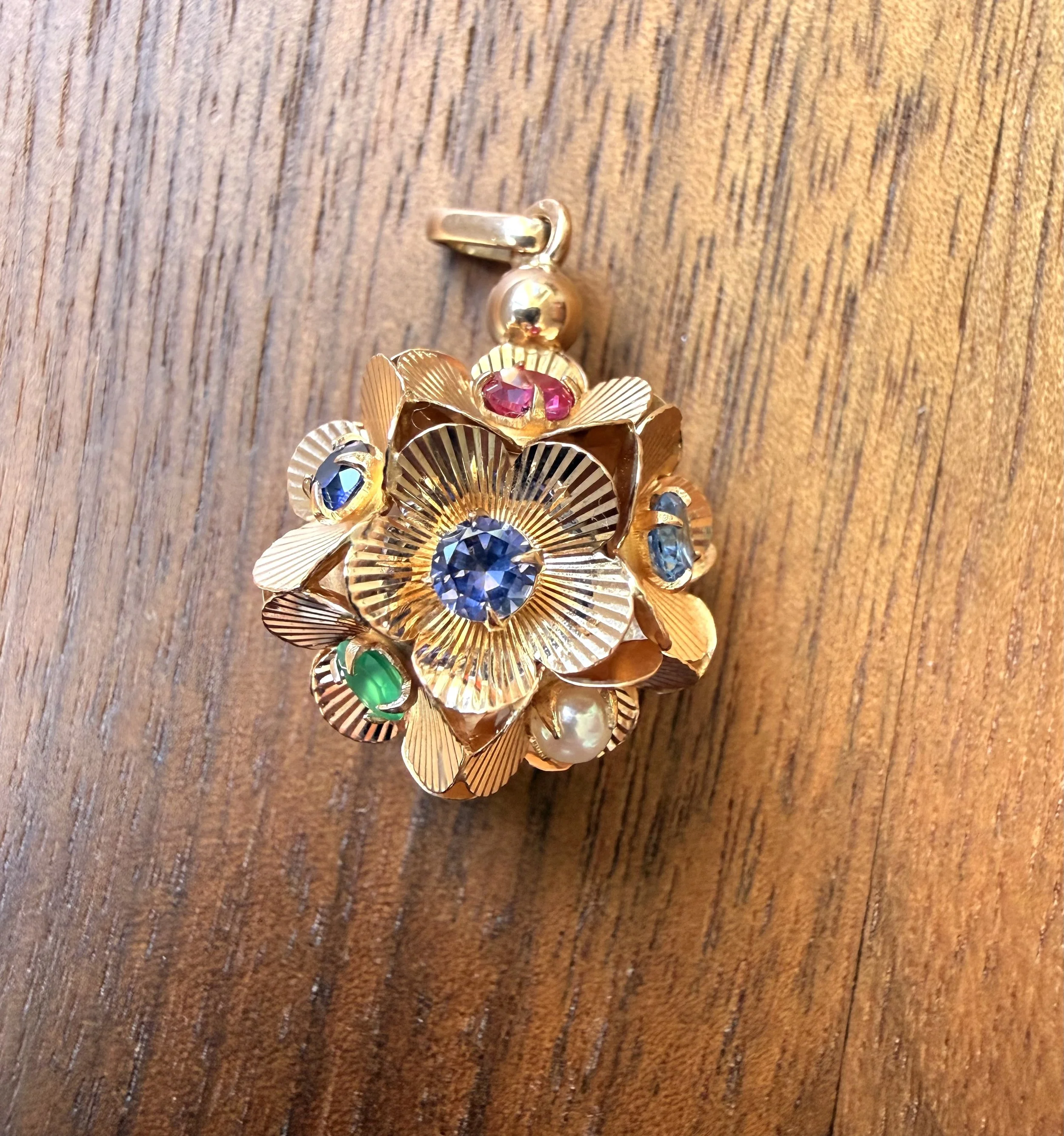 ADR3154-hippie-pendentif-multicolore-pierre-synthese-annee-1970-or-rose0.jpeg