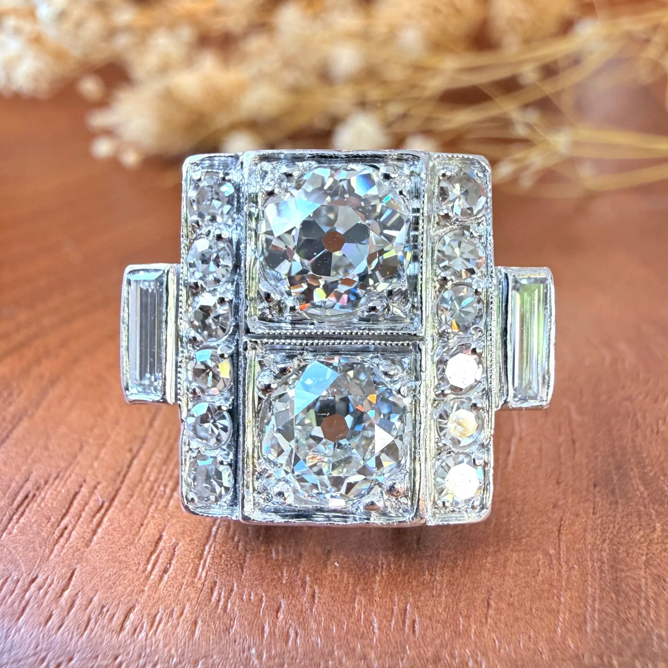 "La Pierre" Impressionnante et rare bague ancienne d'époque Art Déco en platine et diamants