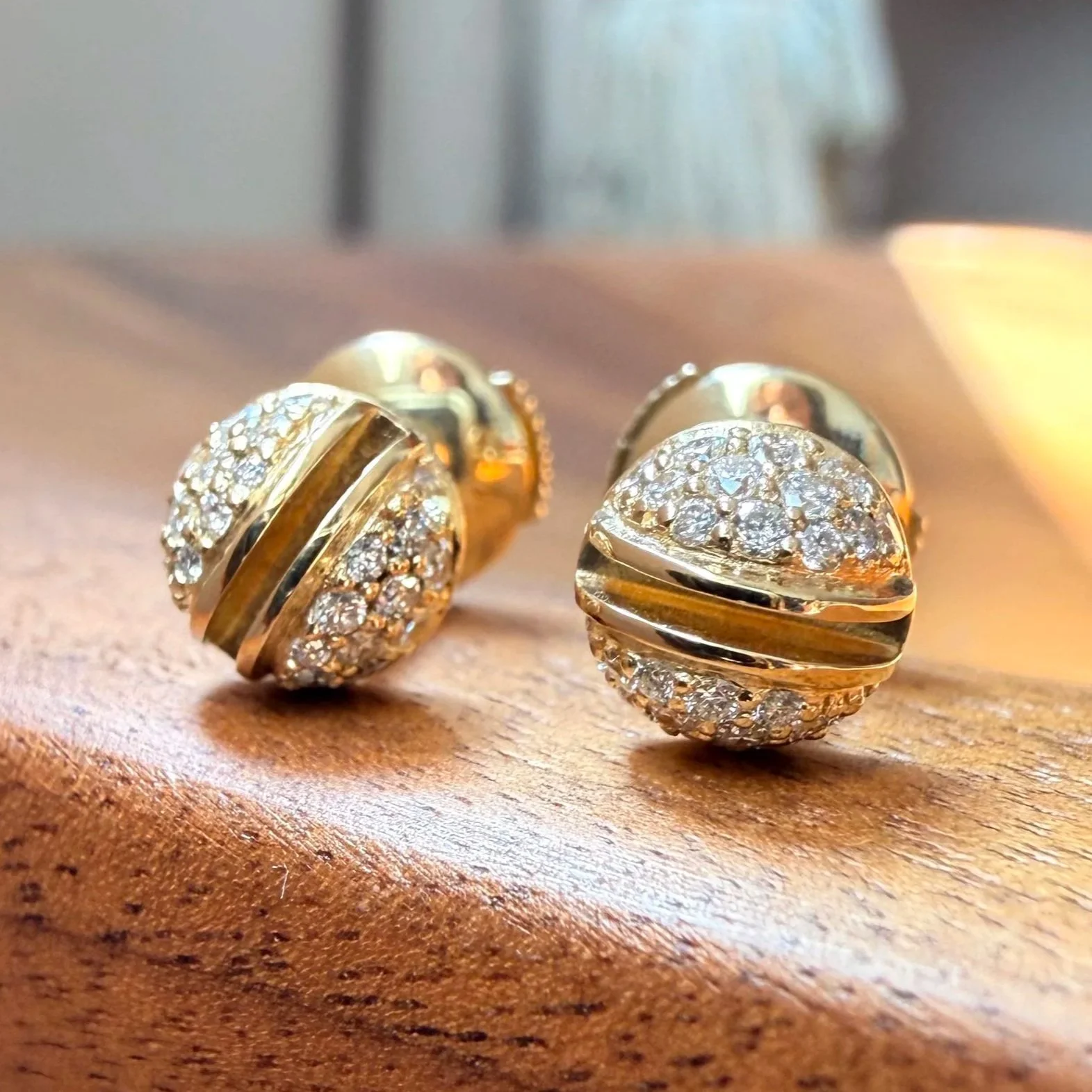 Mouawad, puces d'oreilles en or jaune et diamants