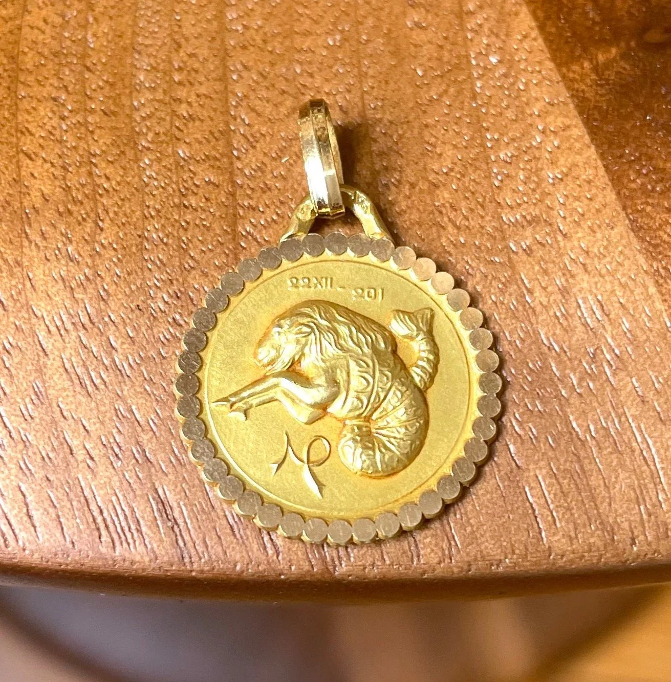 Pendentif vintage en or jaune du signe astrologique du Capricorne