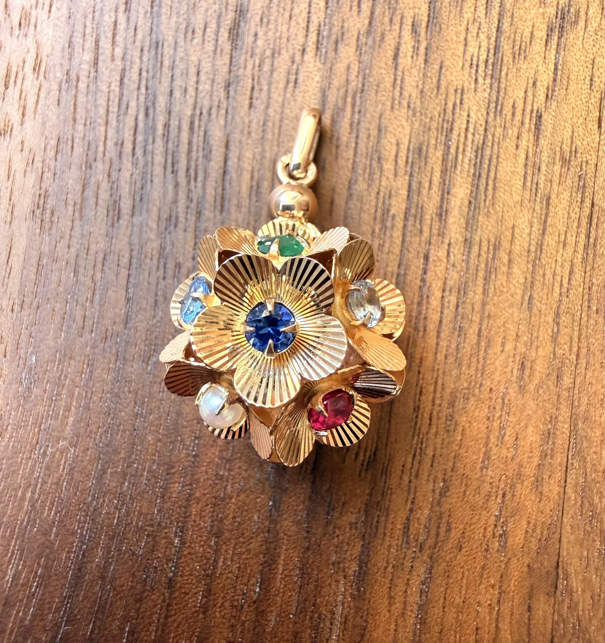 ADR3154-hippie-pendentif-multicolore-pierre-synthese-annee-1970-or-rose3.jpeg