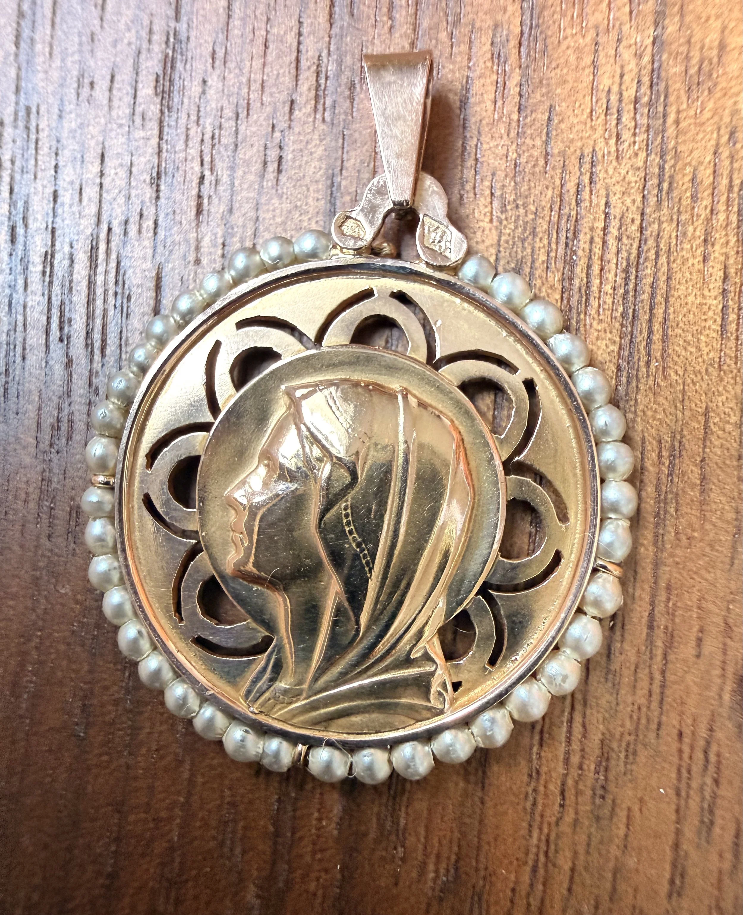 Sellier, Très jolie médaille ancienne de la vierge en or rose et perles supposées fines