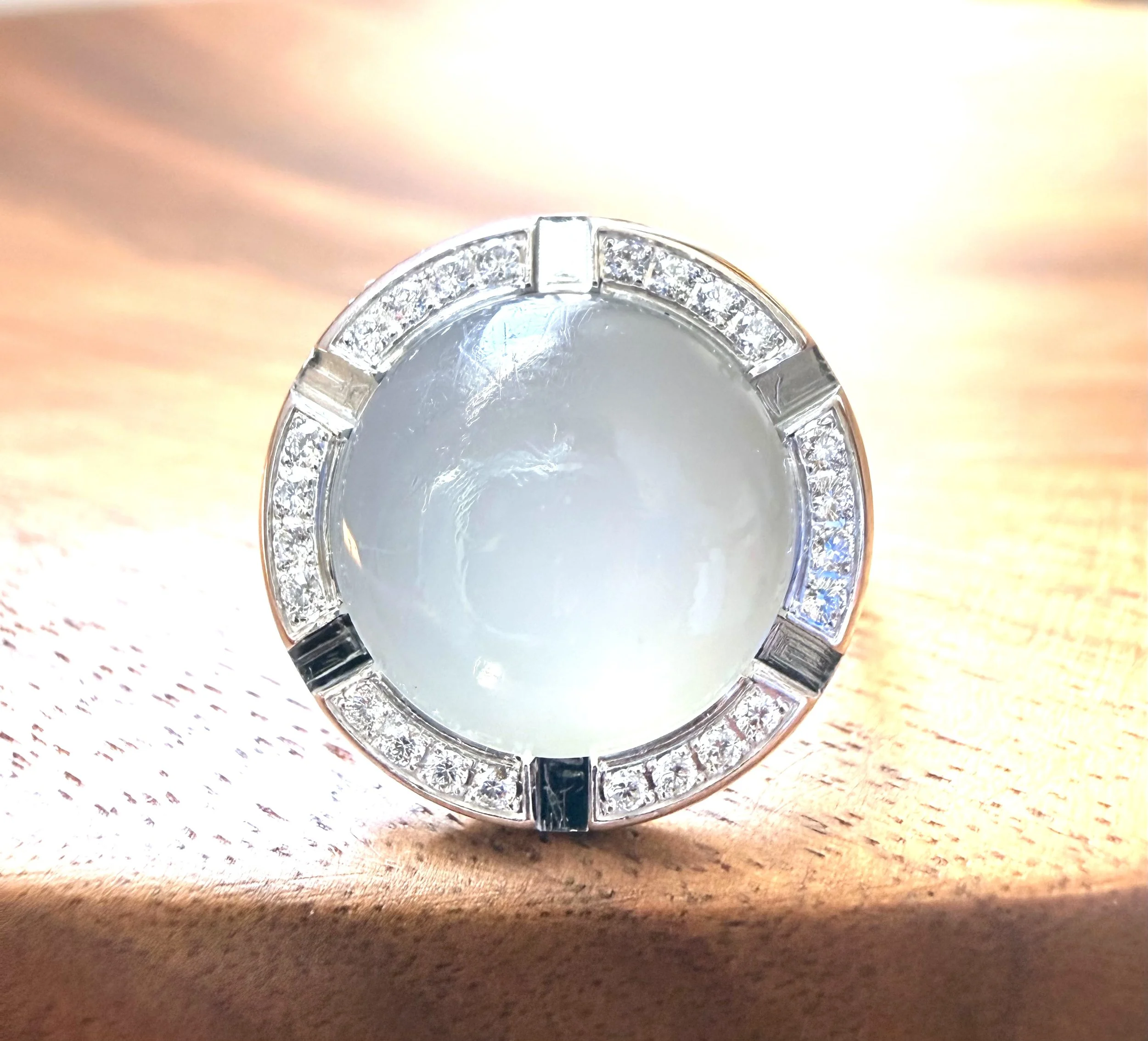 Chaumet, Bague "Les Filles Cabochon" en or blanc, pierre de lune et diamants T55