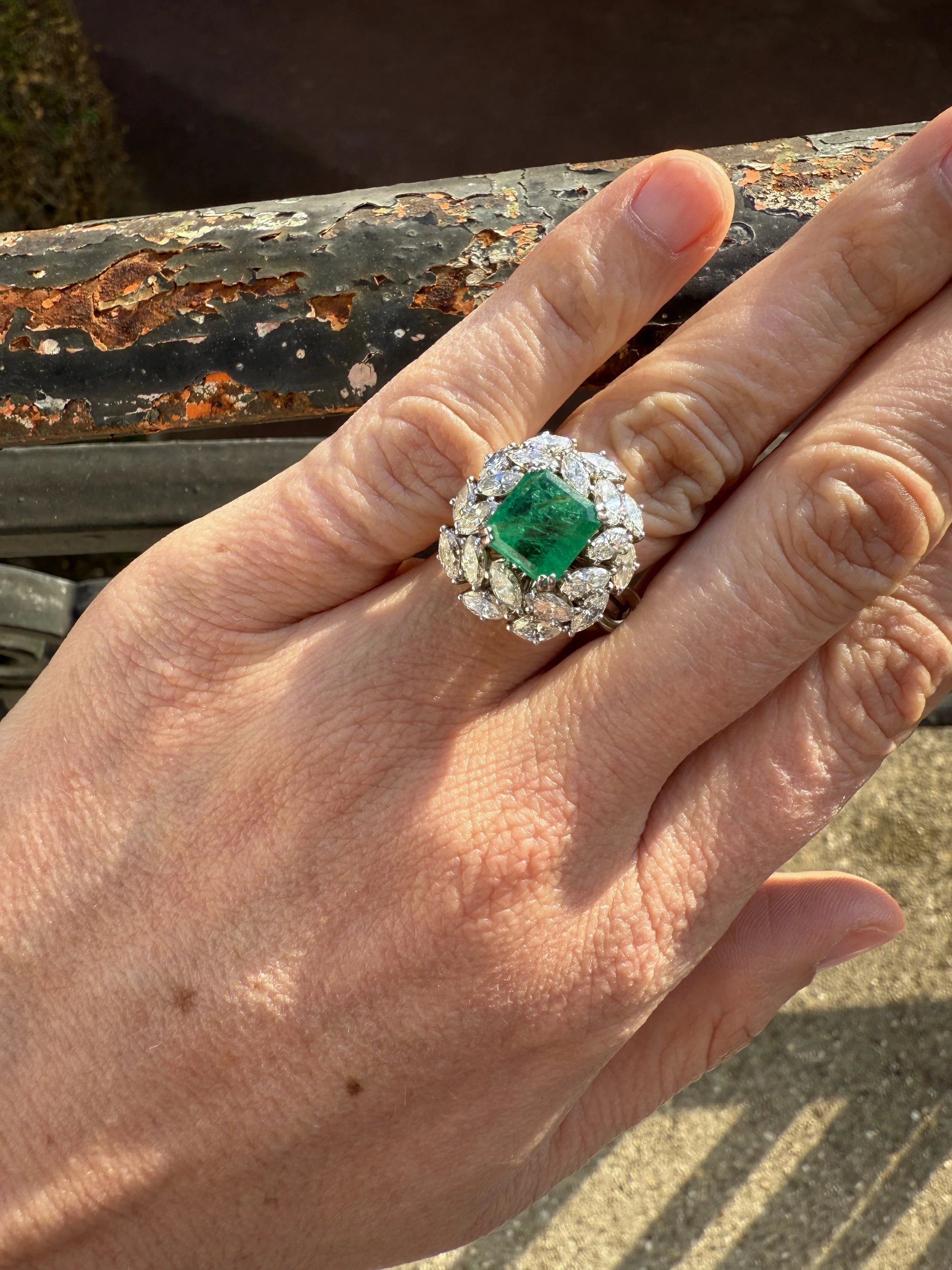 ADR2766-Bague-ancienne-vintage-emeraude-entourage-diamants-navette-rare-unique-castafiore-jewelry-special-bijoux-anciens-paris11.jpeg