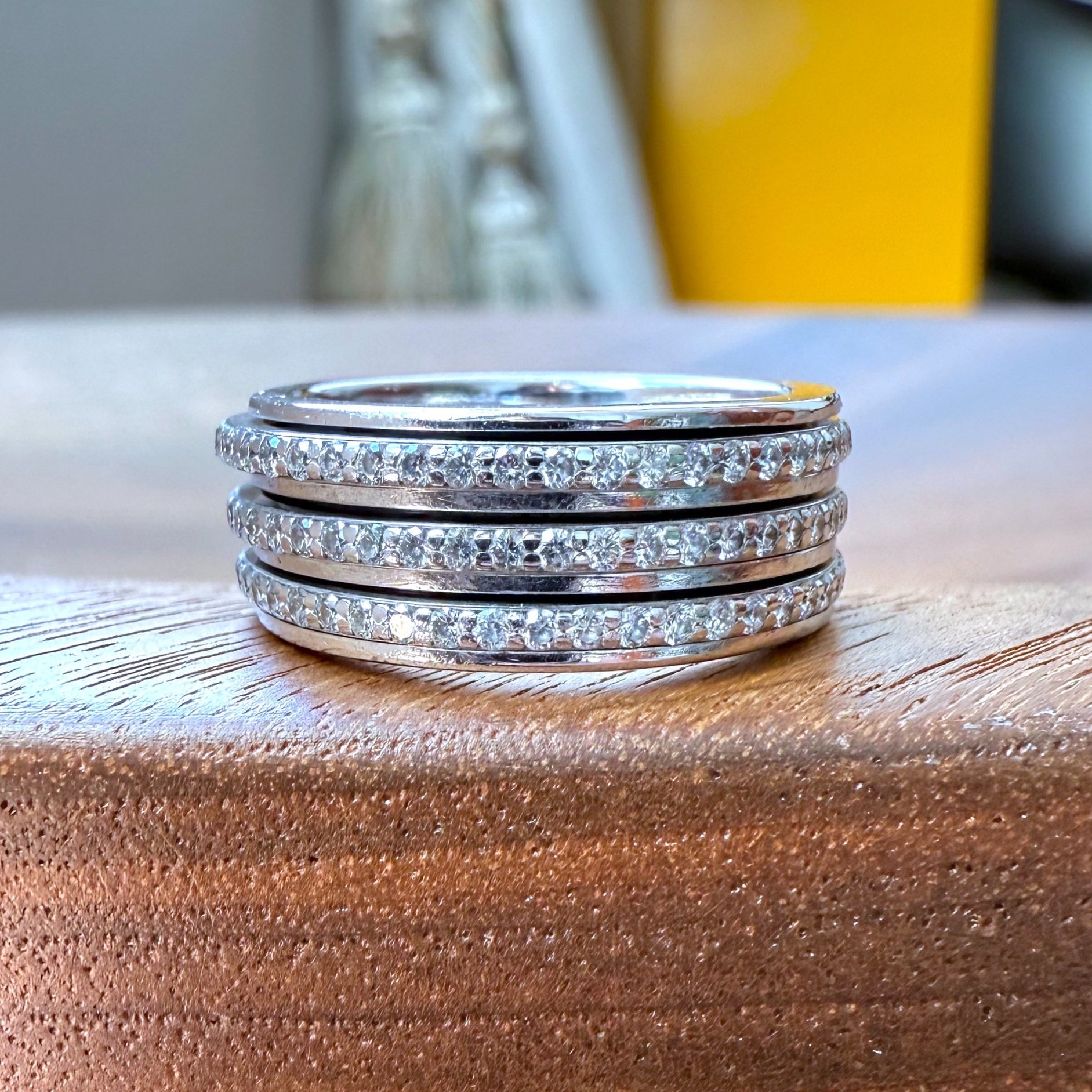 ADR2300-bague-trois-anneaux-diamants-or-blanc-cadeau-naissance-mariage-anniversaire.jpg