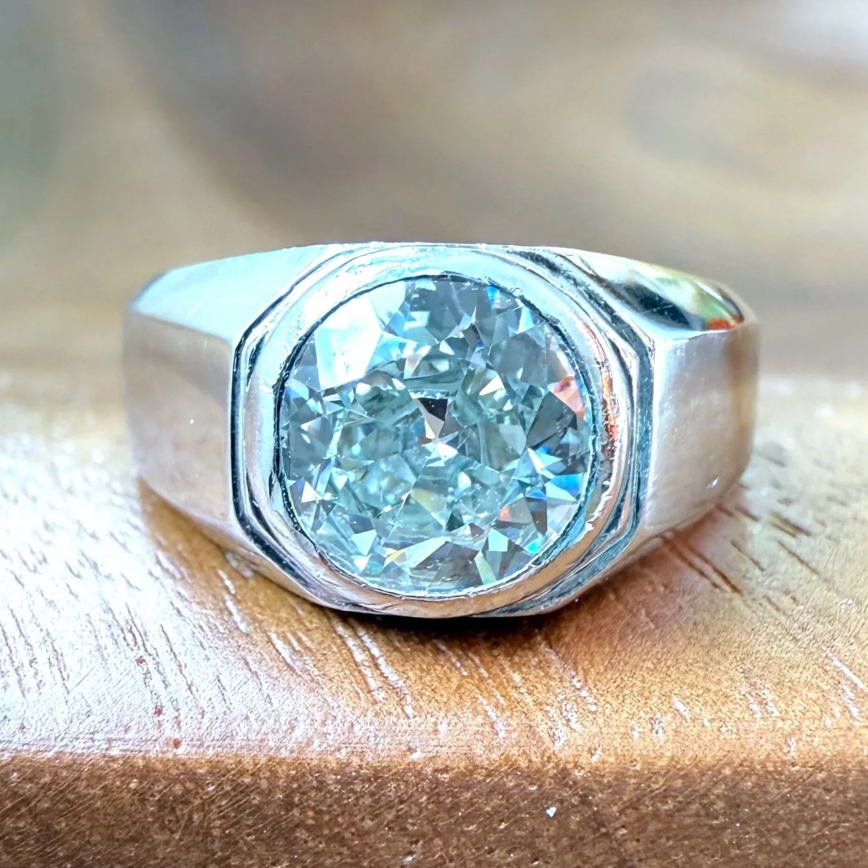 "La Frison" Bague vintage en platine et diamant dans un chaton octogonale