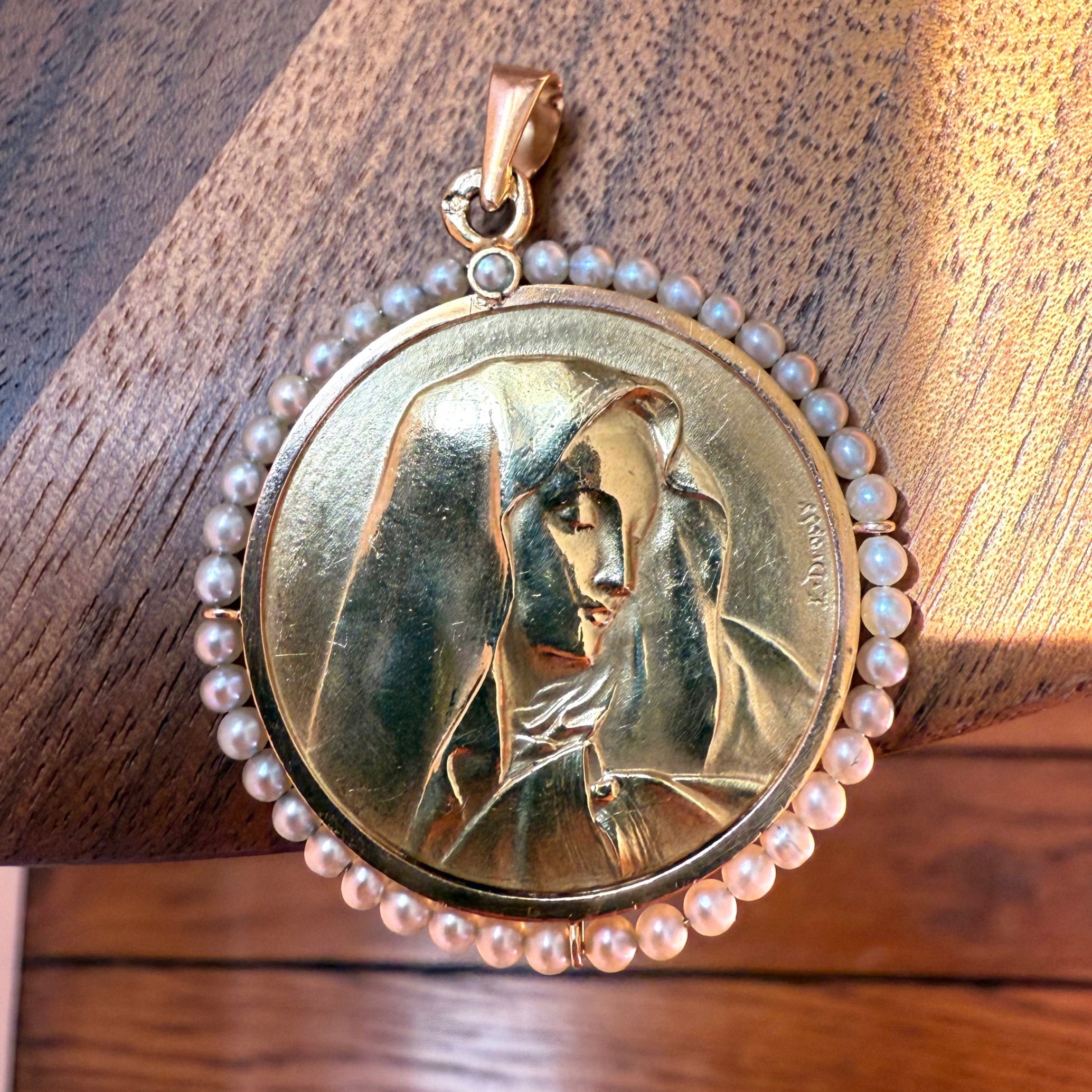 Dropsy, Superbe et importante médaille de la vierge en or jaune et entourage de perles supposées fines