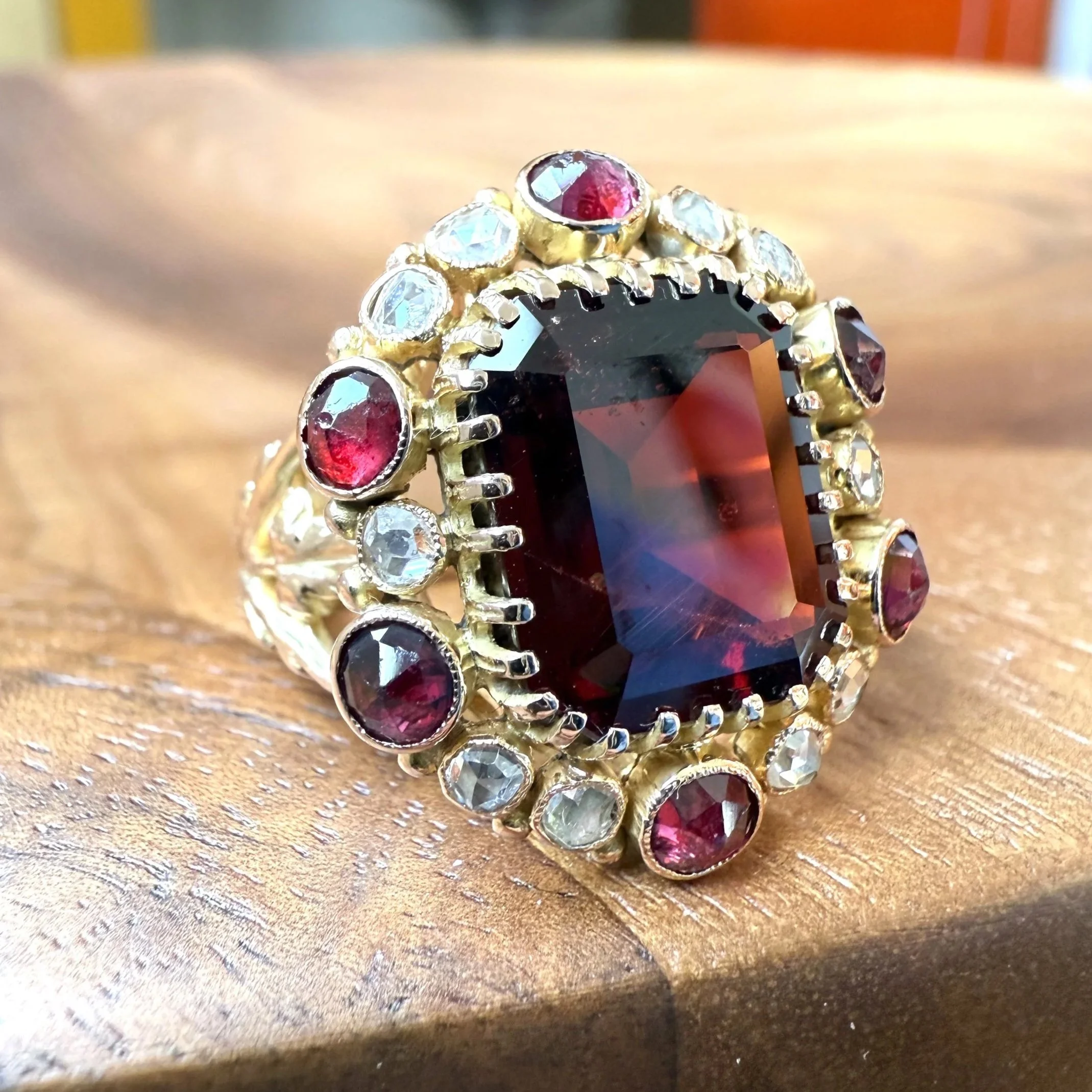 ADR2980-Reine-bague-grenat-red-stone-precious-queen-louvre-paris-parisienne-parisian-ring-estate-heritage-france-bijoux-anciens-french4.jpg