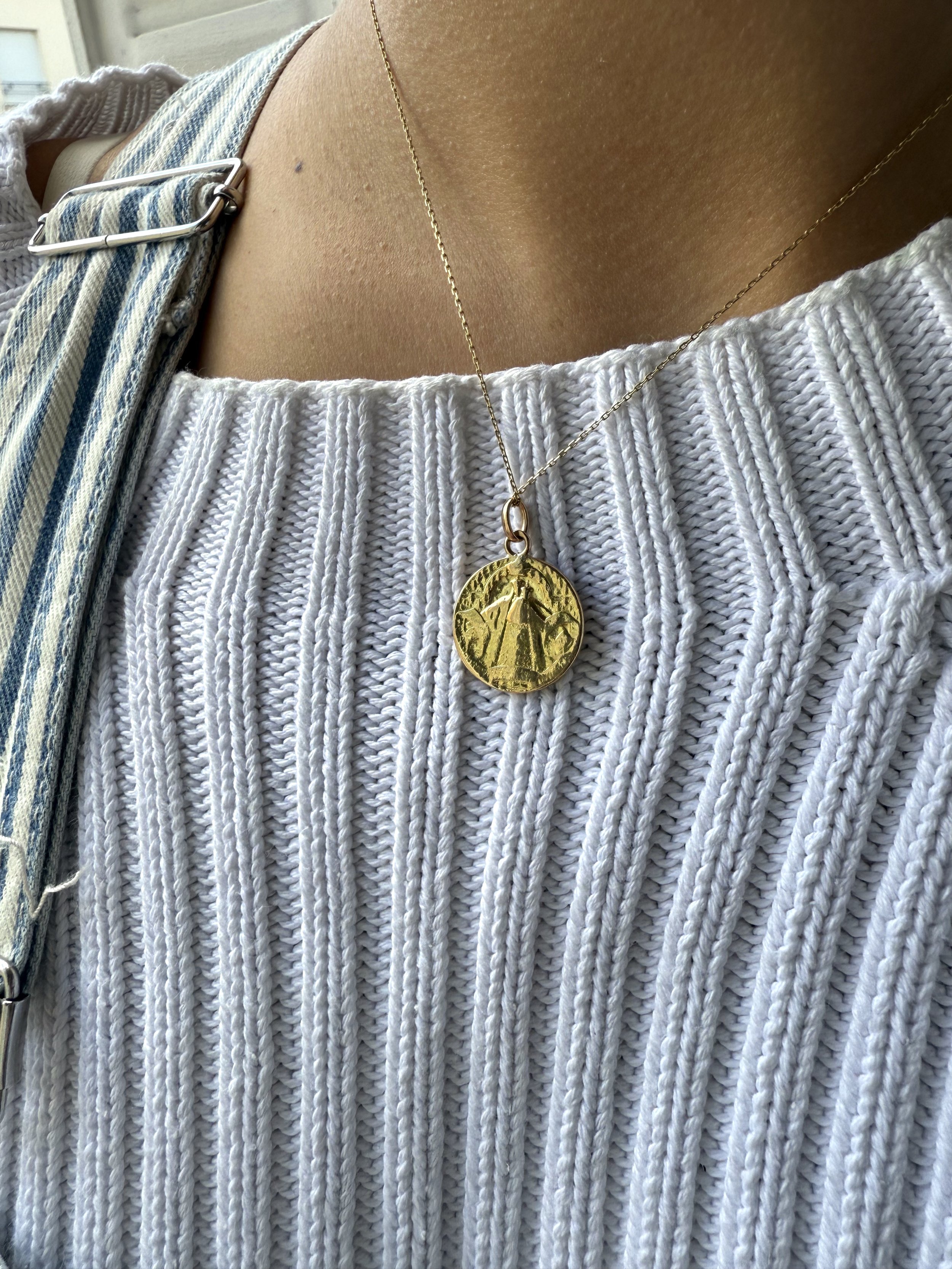 ADR2860-médaille-or-jaune-vierge-notre-dame-de-fouvieres-cadeau-naissance-bapteme-communion-confirmation (1).jpeg