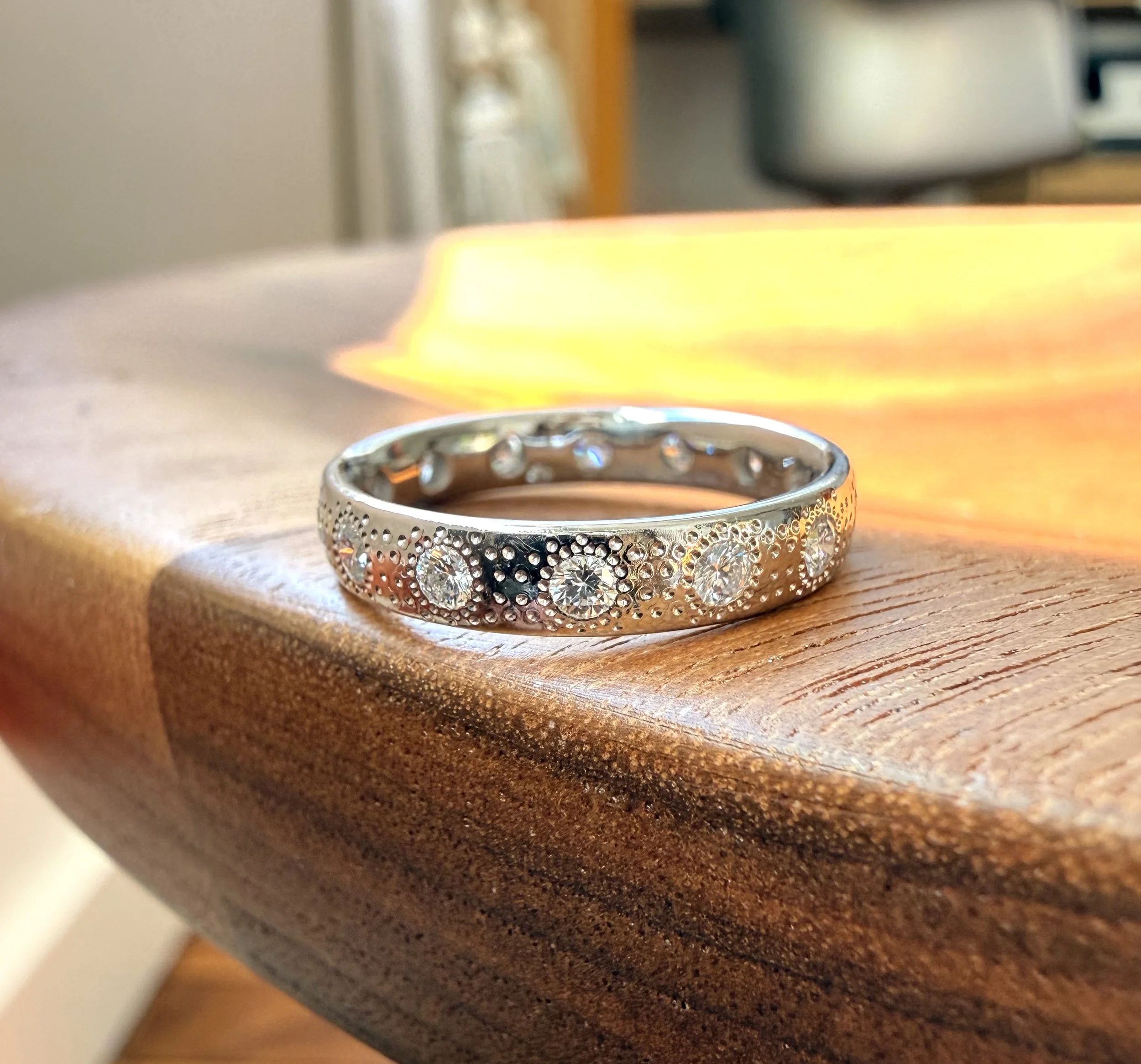 De Beers, Bague en or blanc et diamants de la collection "Talisman" T52