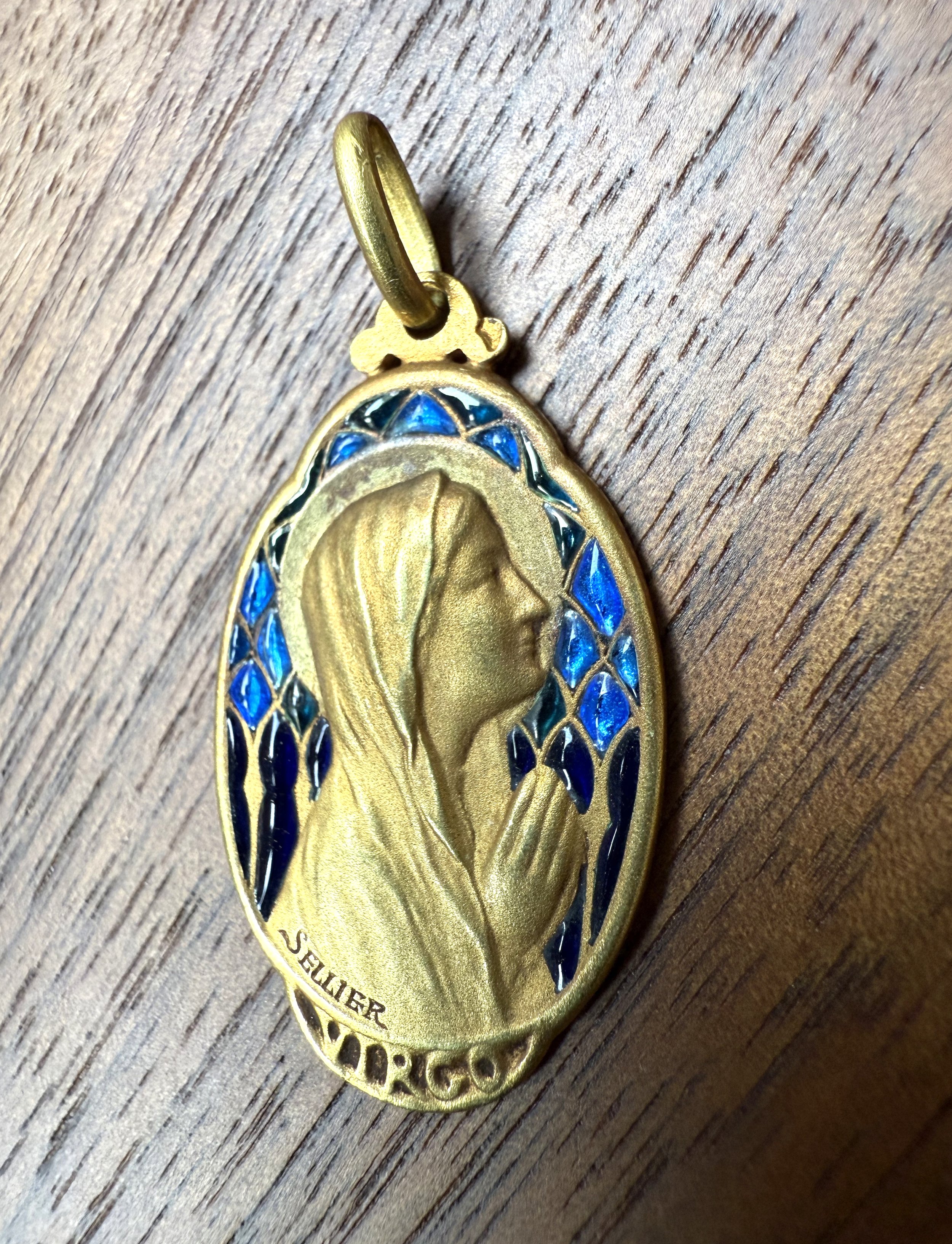 ADR2898-Médaille-sellier-or-jaune-plique-a-jour-bleus-blue-enamel-medal-religious-marie-virgin-mary-chruch-bapteme-communion5.jpeg