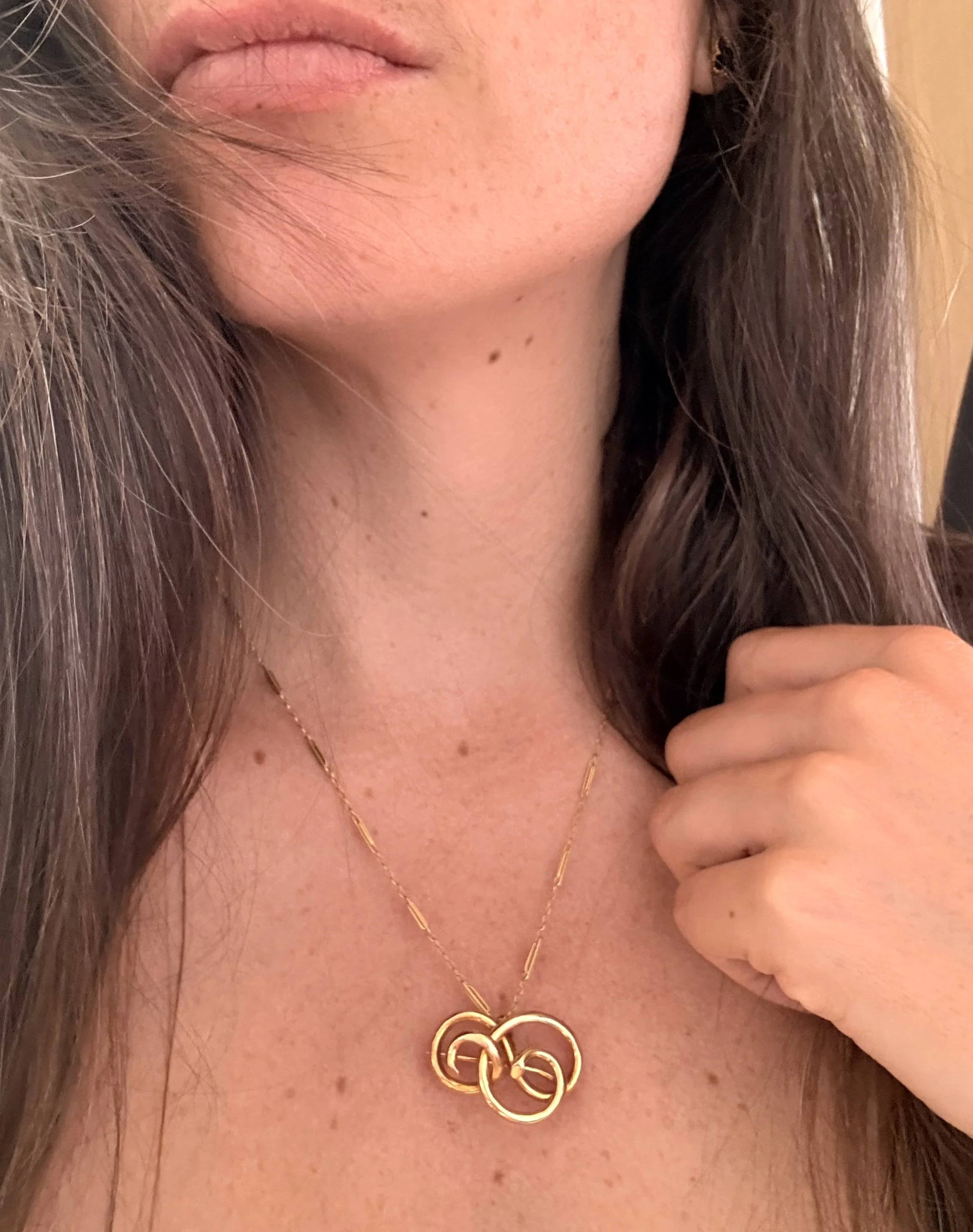 ADR3034-psendentif-collier-broche-or-jaune-volutes2.jpeg