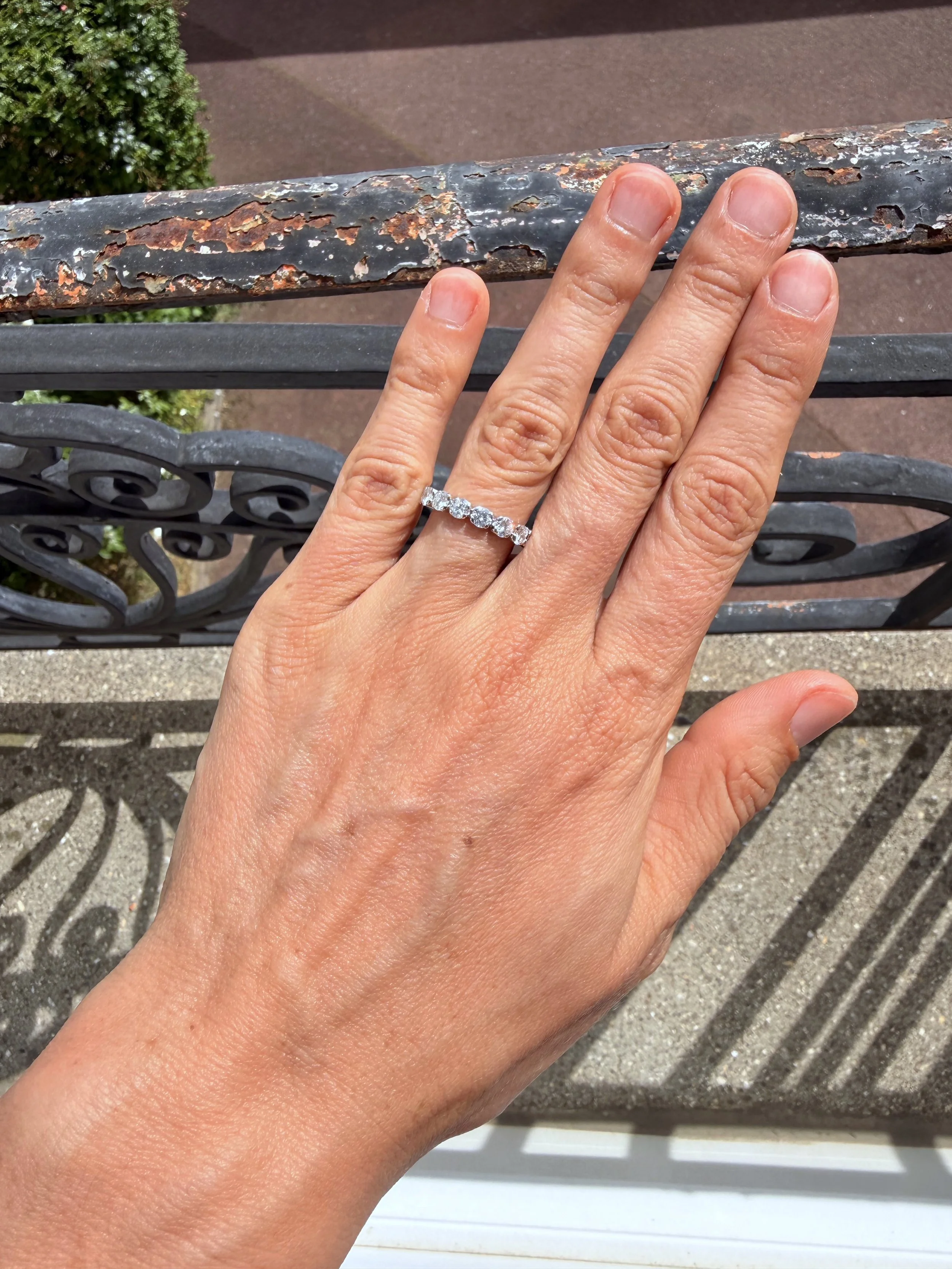 ADR3100_Alliance-or-blanc-diamants-diamond-ring-eternity-americaine-mariage3.jpg
