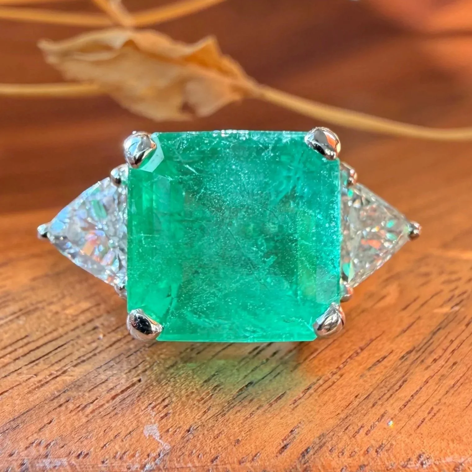 "La Grâce" Bague moderne en or blanc, émeraude et diamants de taille triangle