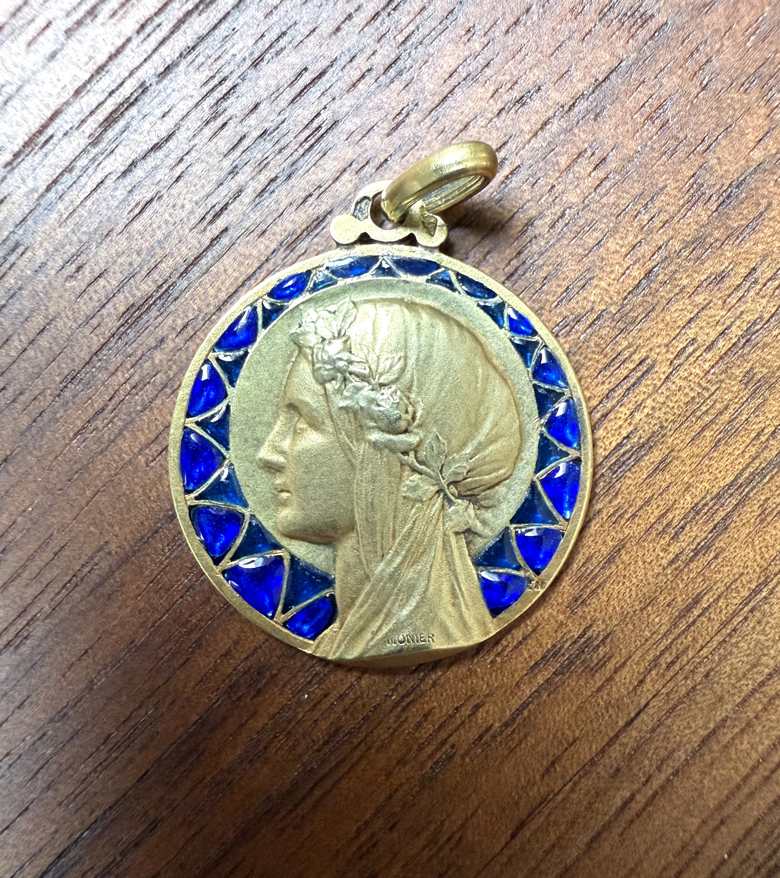 Emile Monier, ravissante médaille ancienne de la vierge en or jaune et émail plique-a-jour bleu