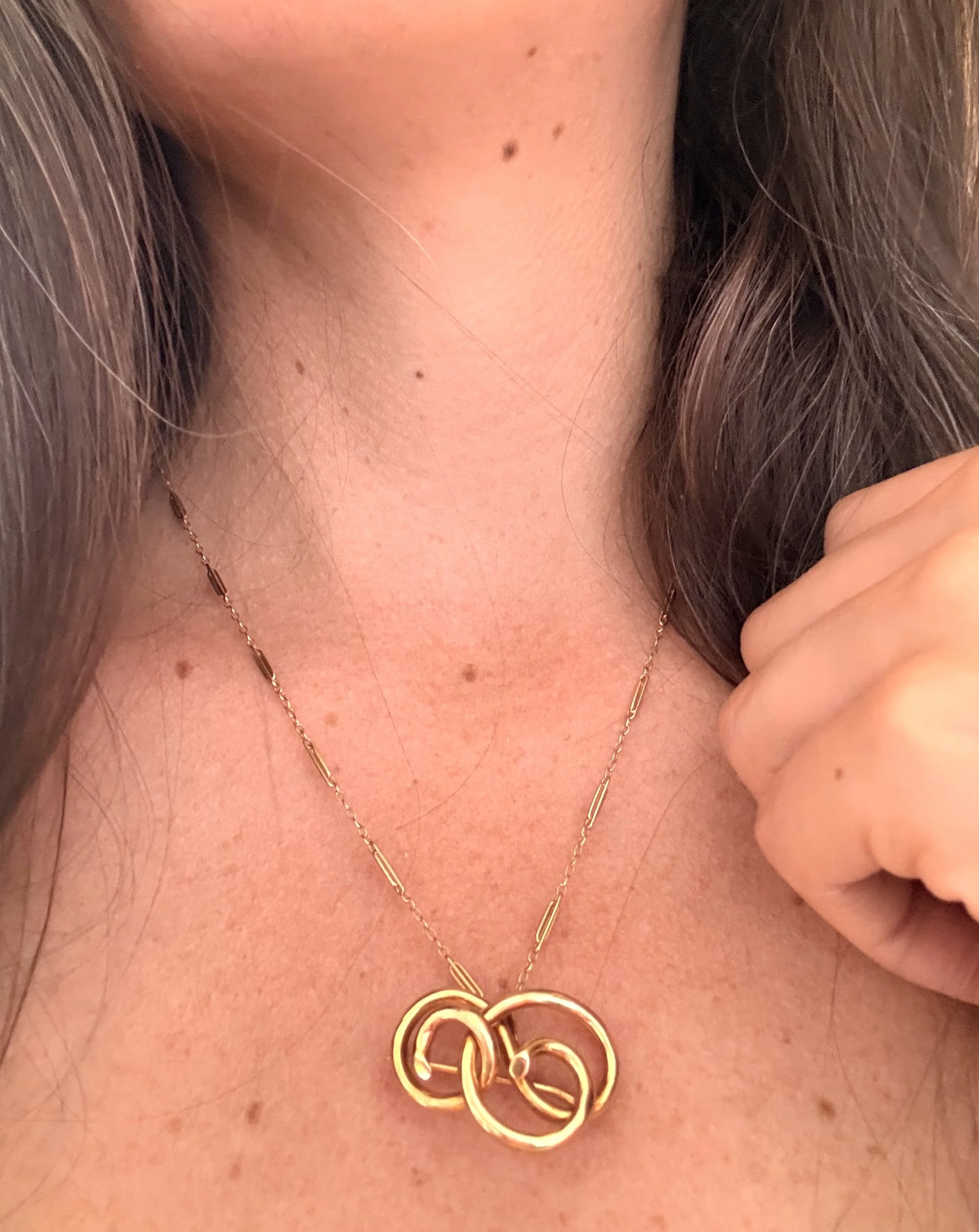 ADR3034-psendentif-collier-broche-or-jaune-volutes3.jpeg
