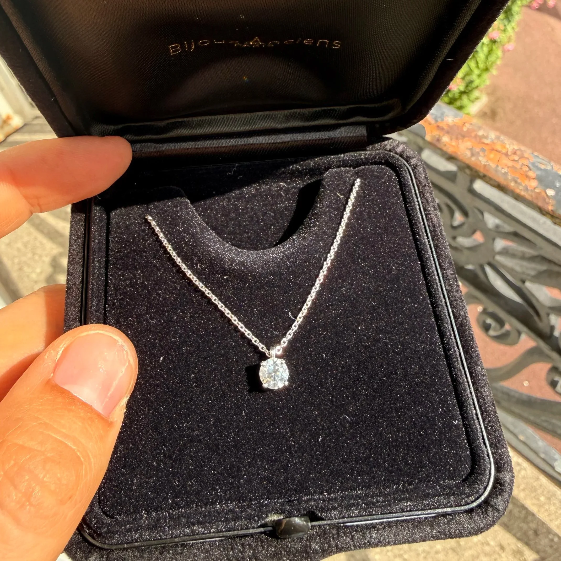 Collier solitaire en or blanc et diamants coulissant d'environ 0,50ct