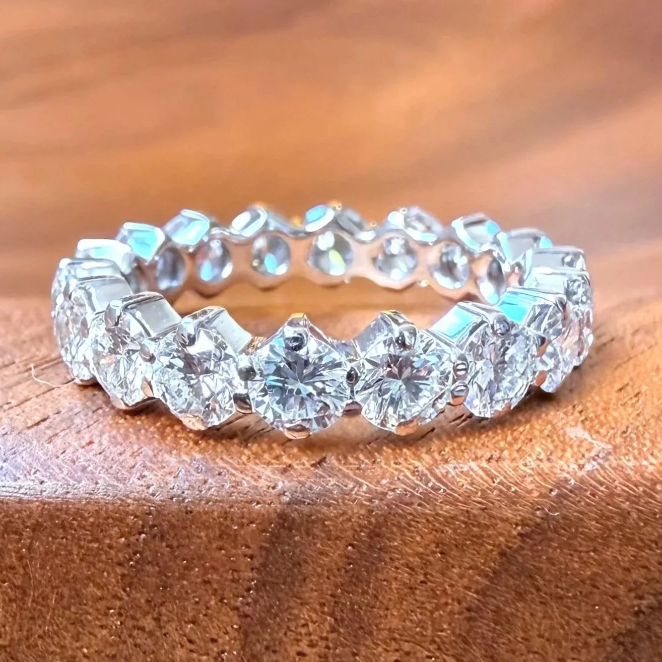 Très jolie alliance en or blanc et tour complet de diamants T51