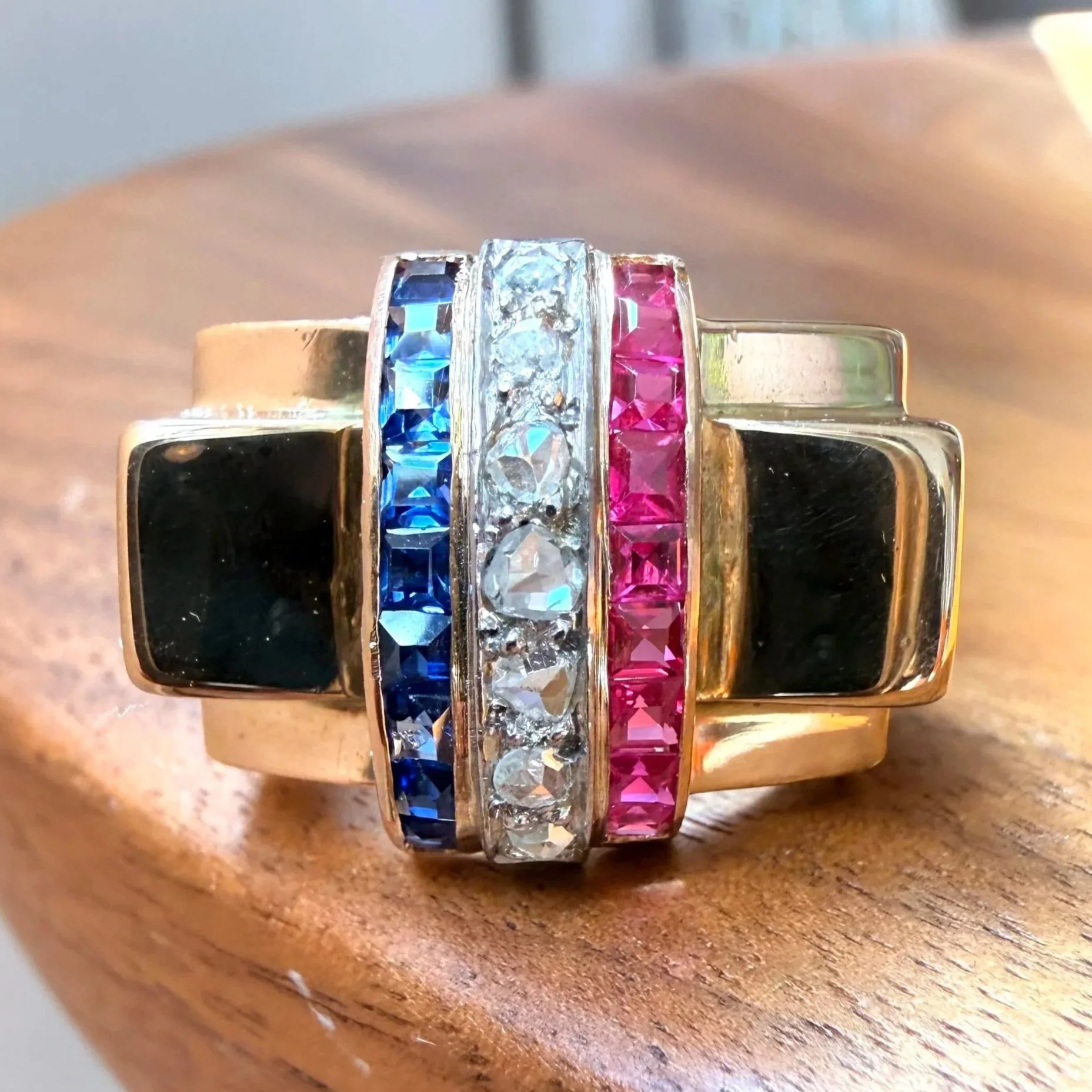 "La Patriotique" Bague tank en or jaune 18cts (750/1000e), saphir de synthèse, diamants, et rubis de synthèse