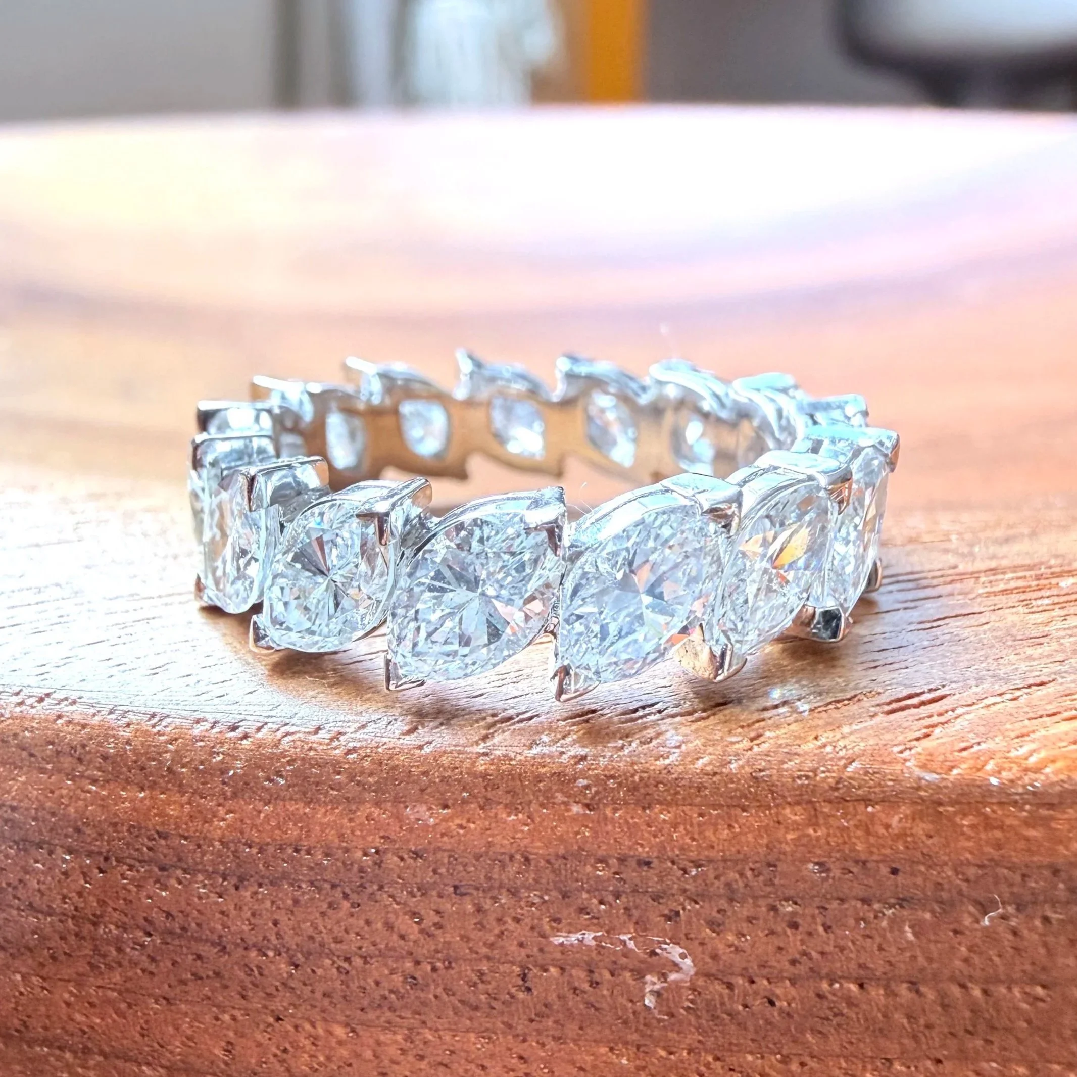 "La Somptueuse" alliance en or blanc et diamants de taille navette T55