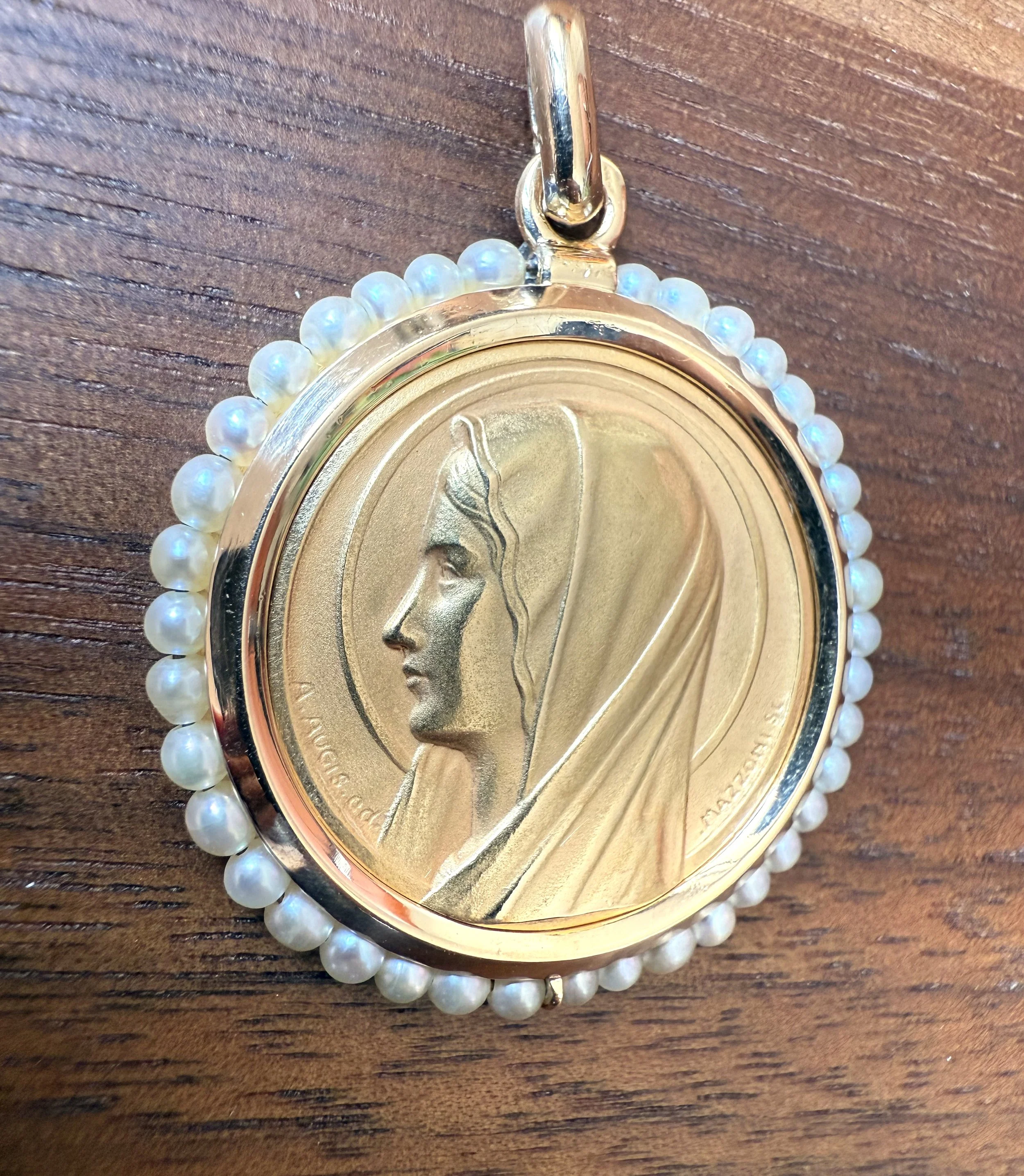 ADR2843-1-médaille-or-jaune-vierge-marie-perles-cadeau-naissance-bapteme-communion-confirmation.jpeg.jpeg